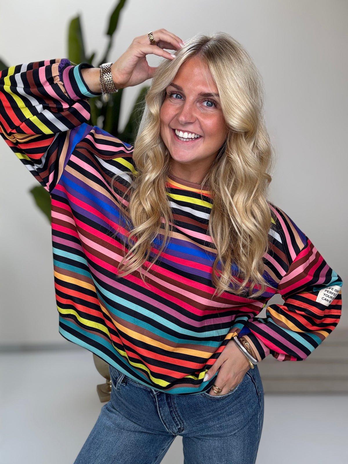 Butterstoff Sweater mit Patch am Ärmel SMALL STRIPES schwarz/rainbow