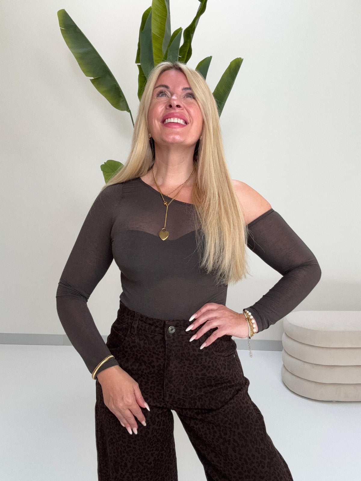 Stretchy One Off-Shoulder Longsleeve coffee leicht transparent