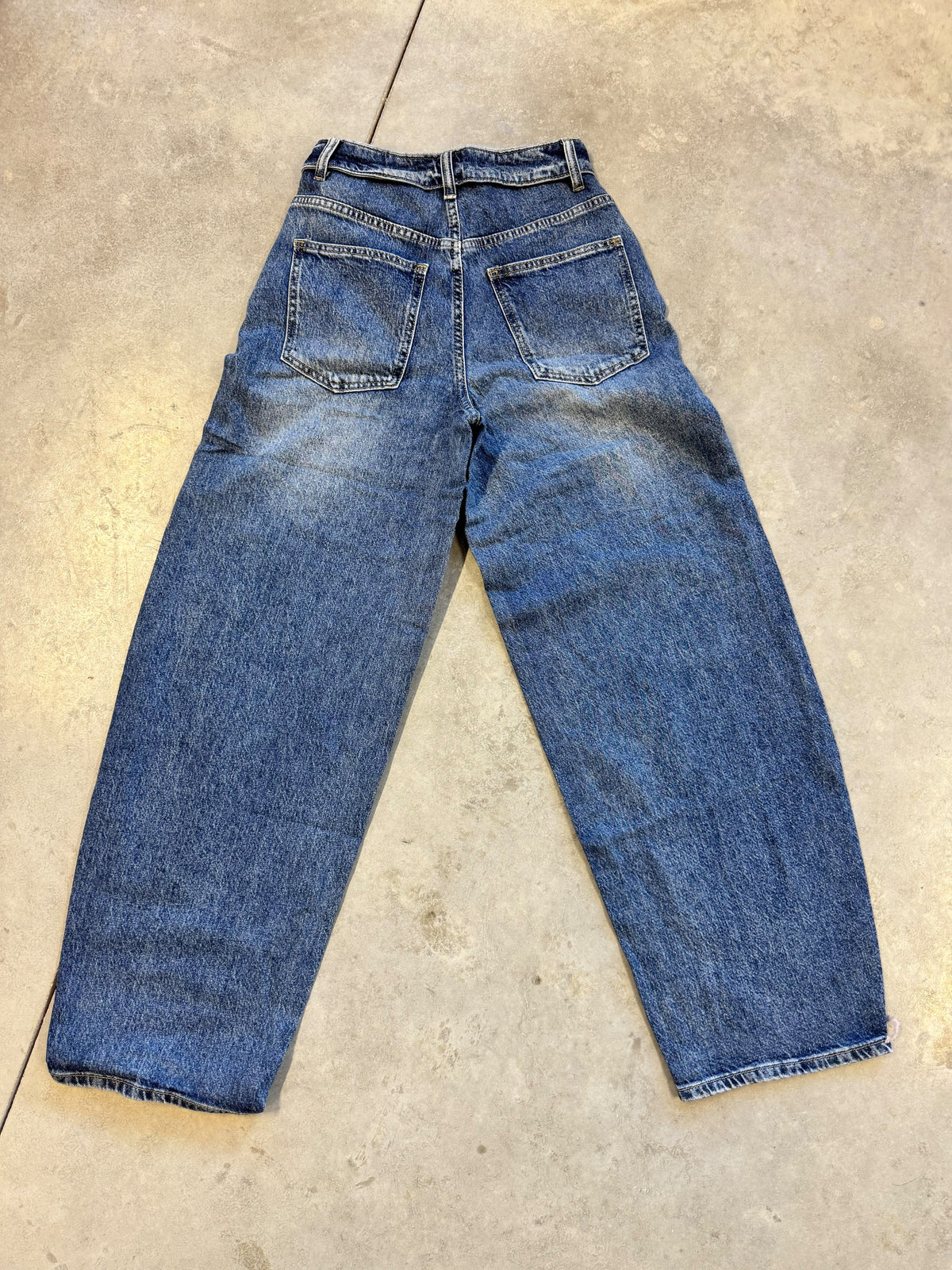 Ballon/Barrel Jeans mit umgeklapptem Fashion Bund light washed details