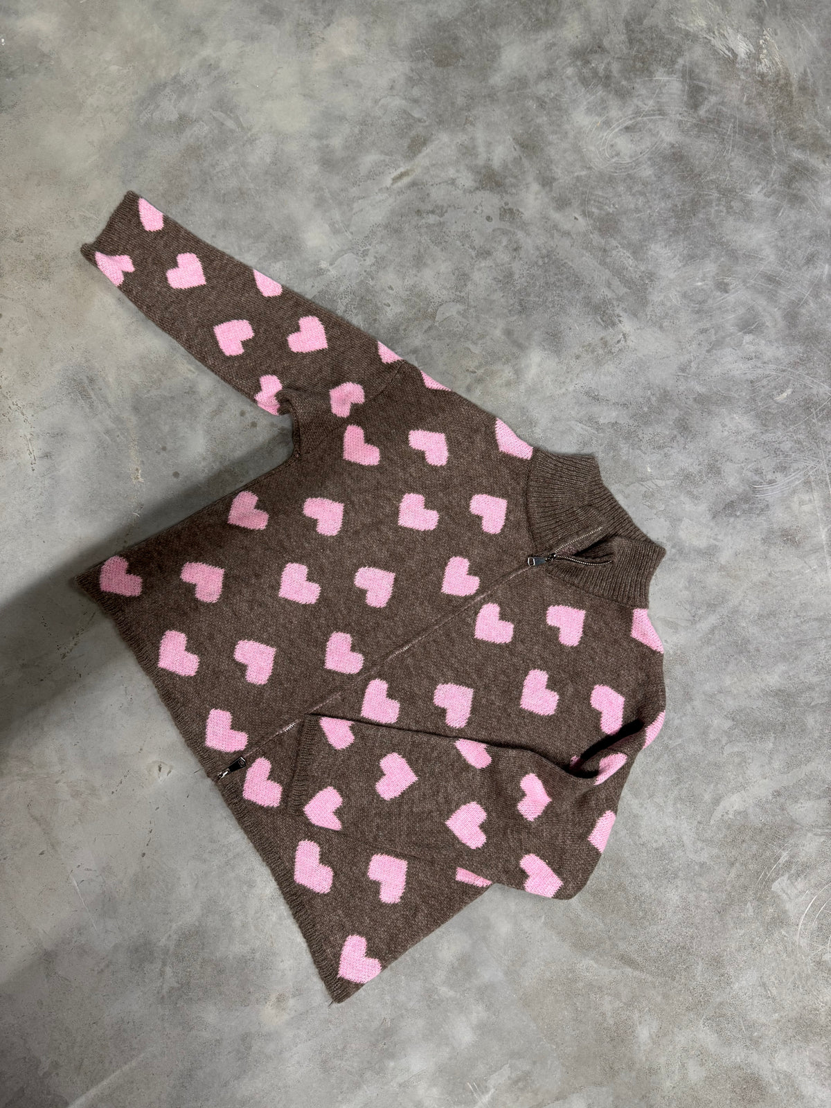 Zipper Strickjacke mit Herzchen taupe/rosa