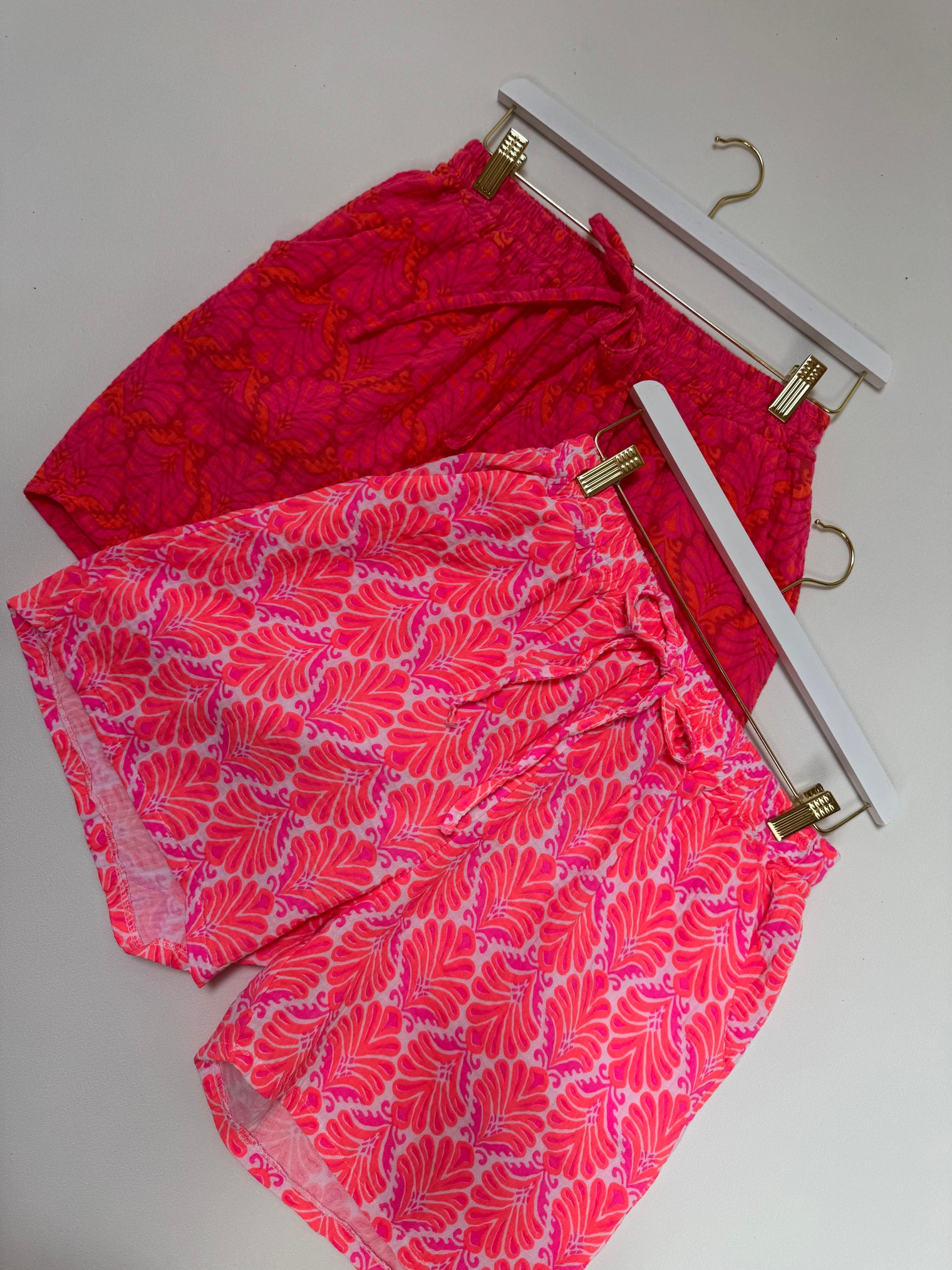 Musselin Shorts weiß SUMMER MEMORIES mit hot pink/orange