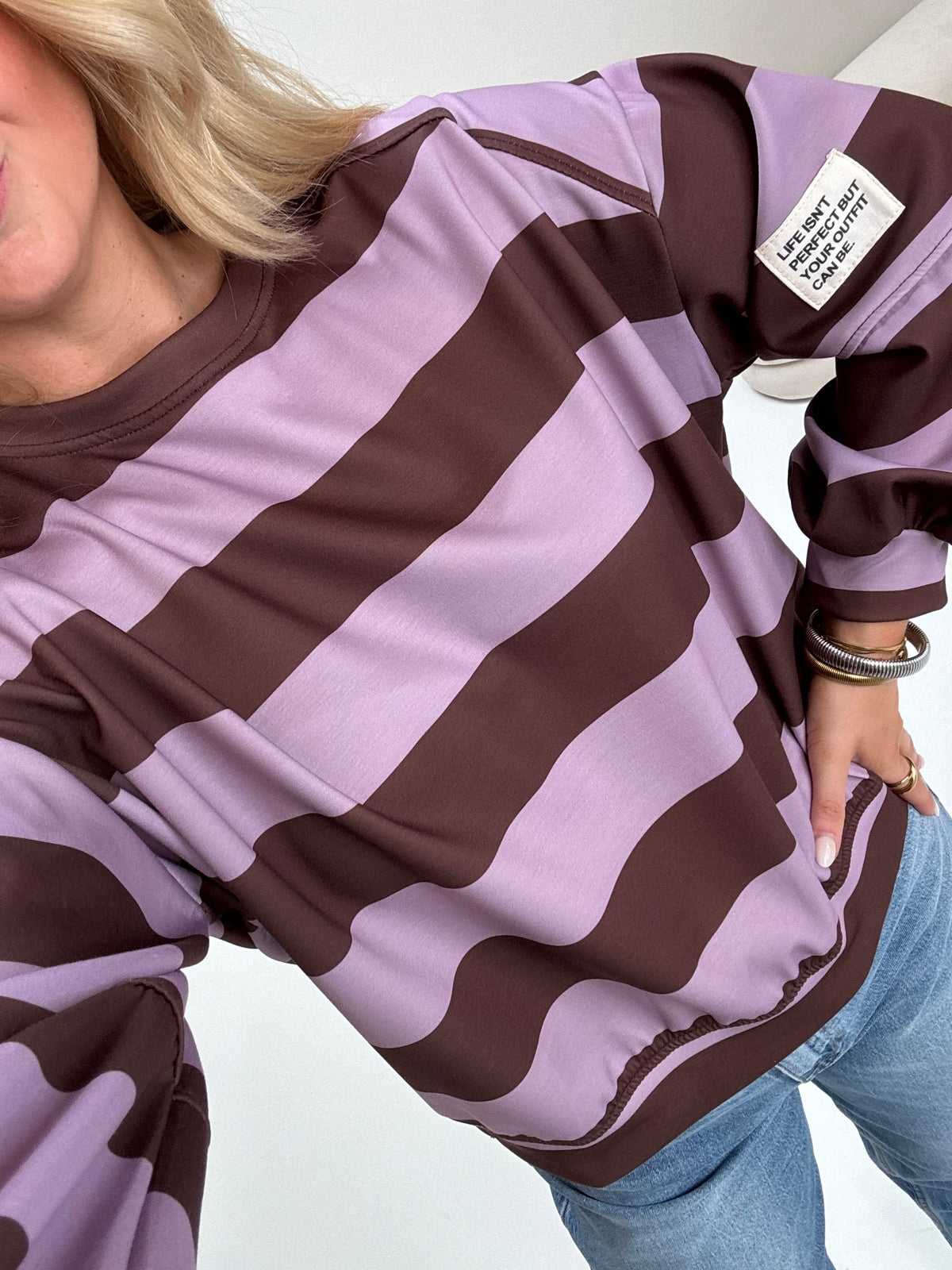 Butterstoff Sweater mit Patch am Ärmel BIG STRIPES flieder/coffee