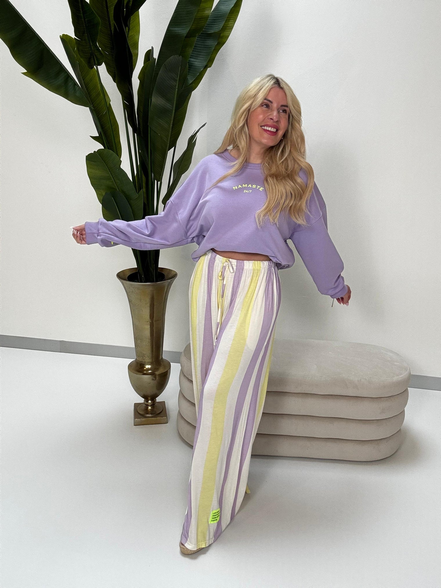 Sweater mit Rückenprint NAMASTE flieder