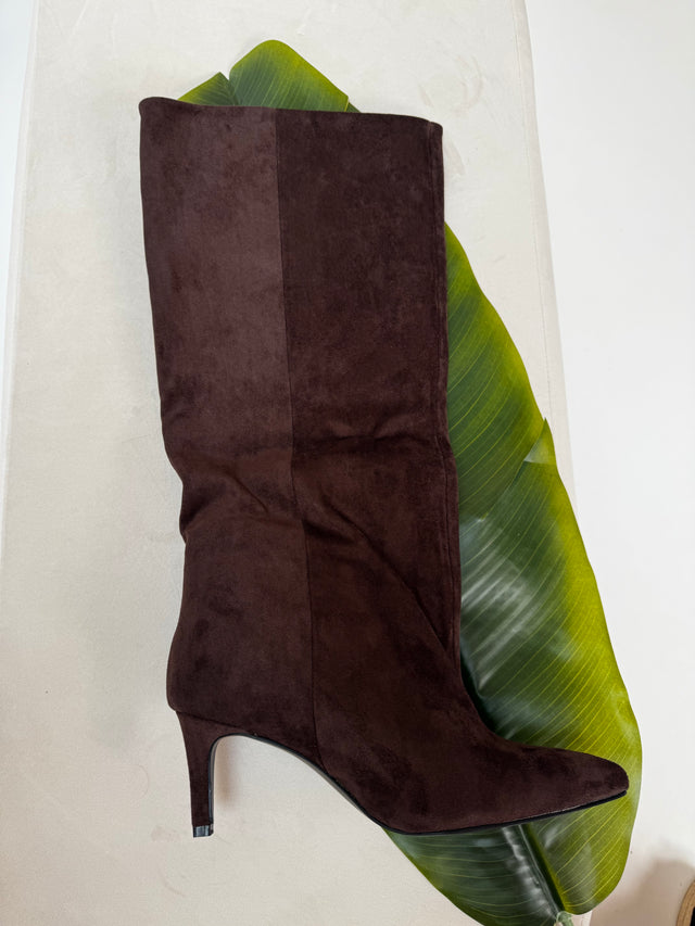Velours Stiefelette mit weitem Schafft dark chocolate