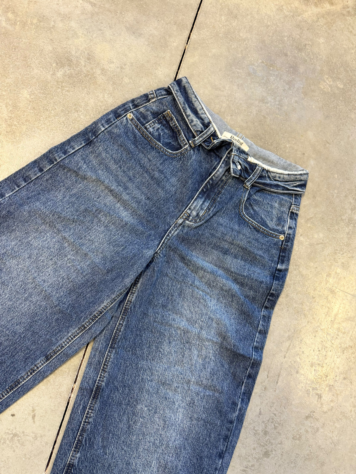 Ballon/Barrel Jeans mit umgeklapptem Fashion Bund light washed details