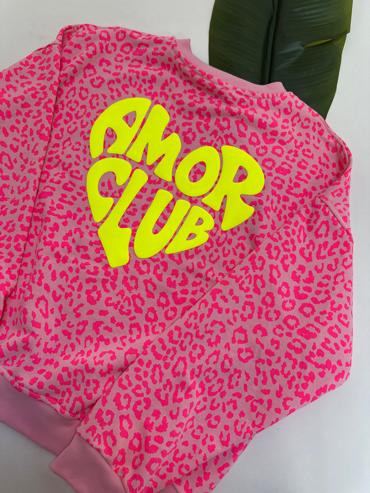 Sweater mit Rückenprint AMOR CLUB pink leo