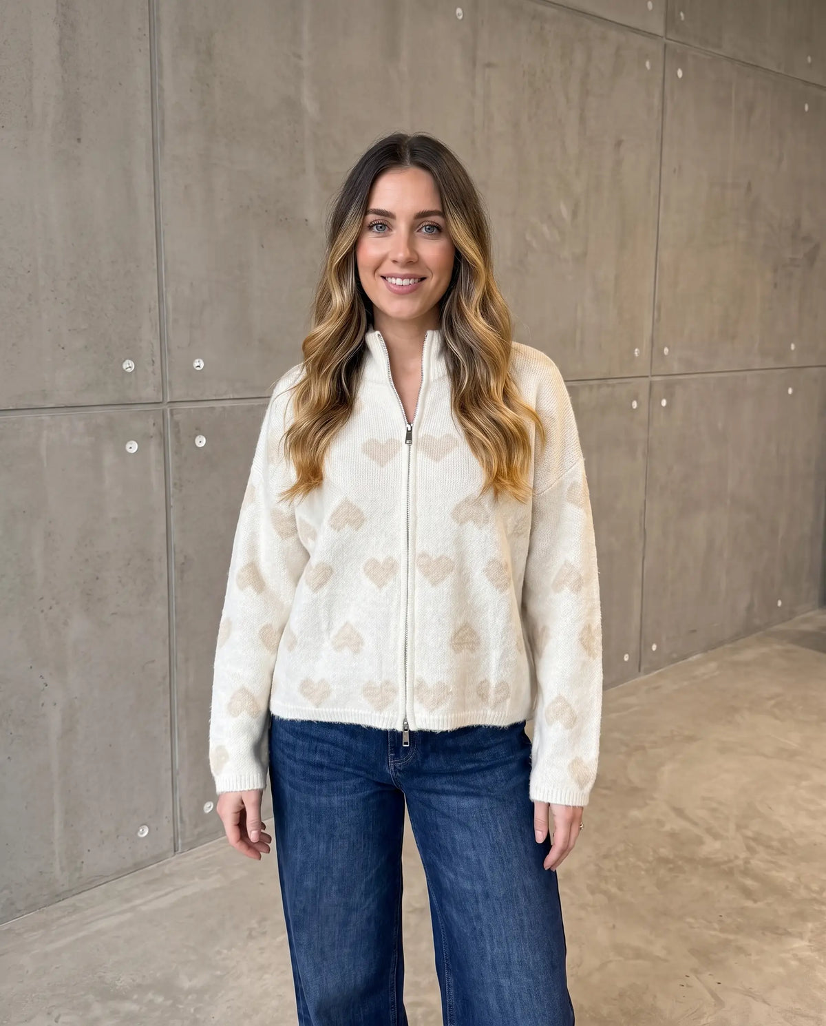 Zipper Strickjacke mit Herzchen weiß/creme