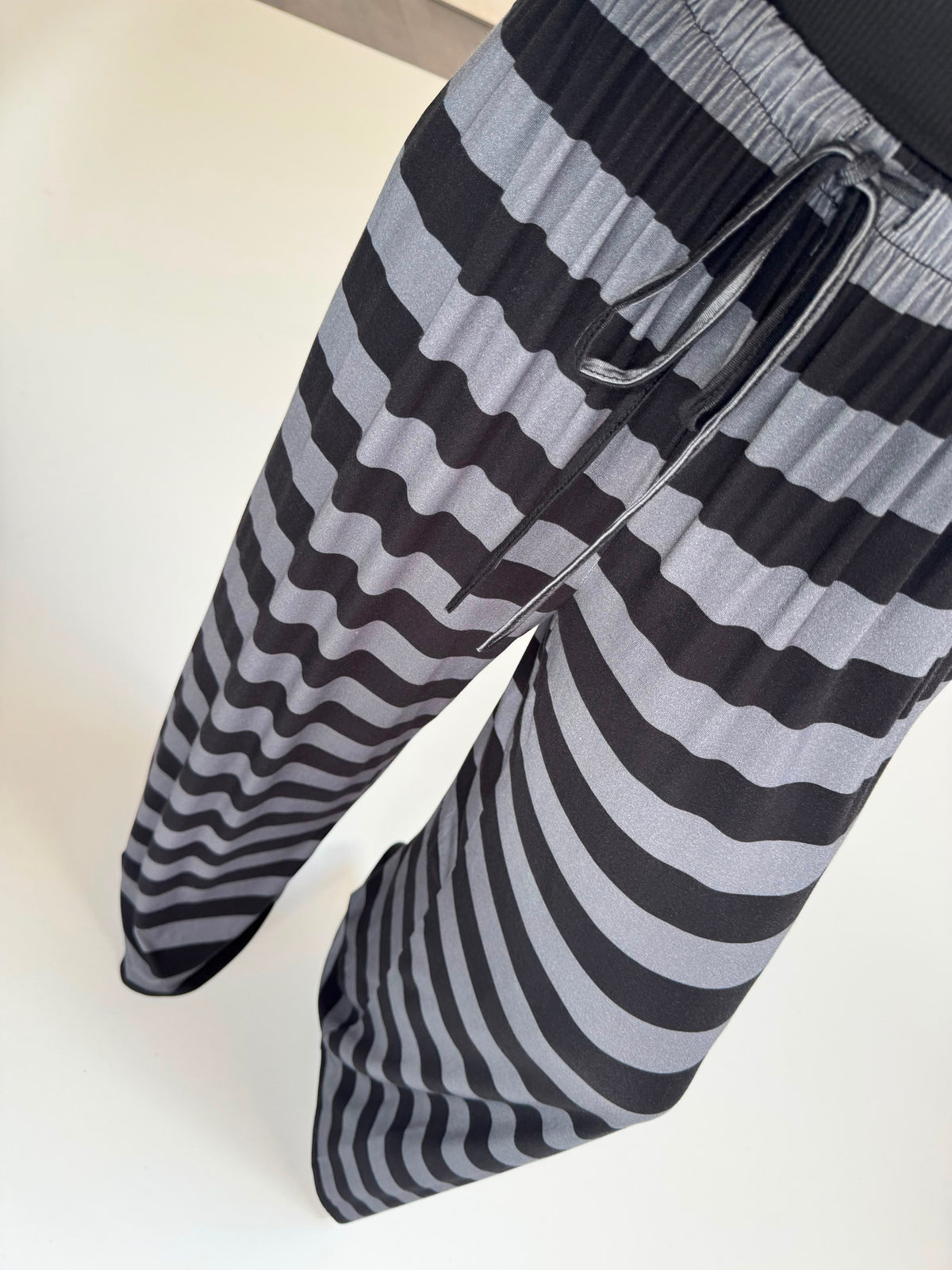 Butterstoff Hose BIG STRIPES stone grey/schwarz