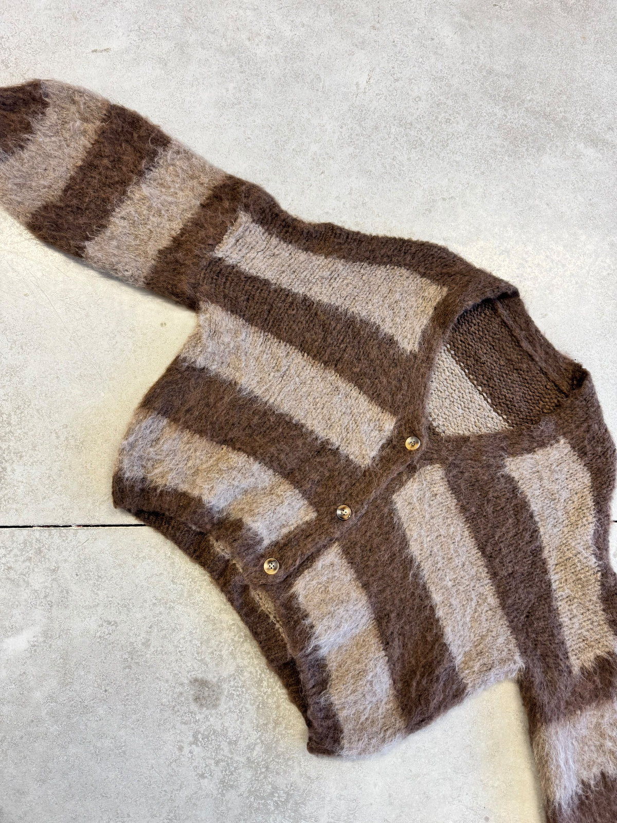 Flauschige Strickjacke mit Knopfleiste chocolate/taupe