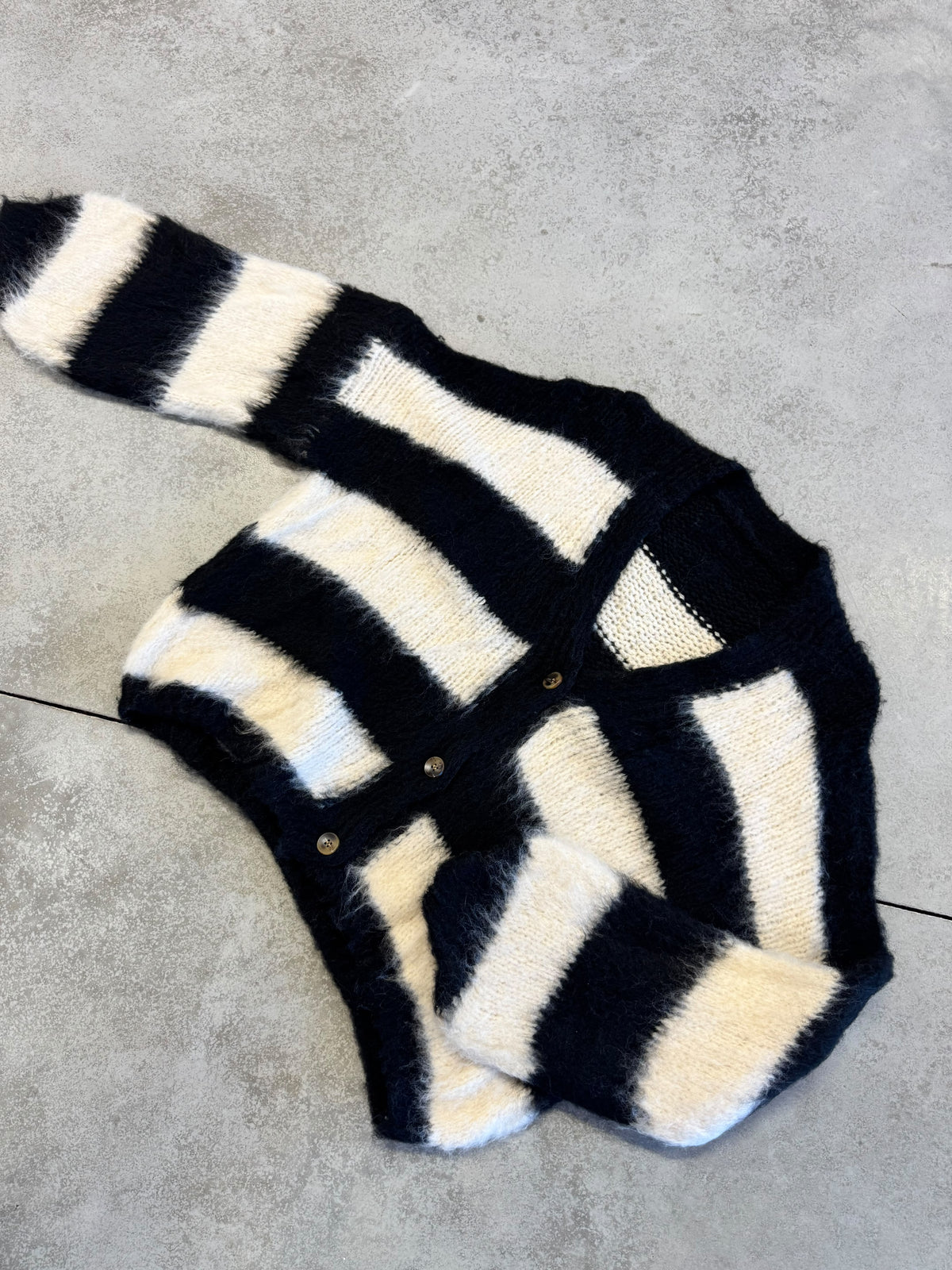 Flauschige Strickjacke mit Knopfleiste schwarz/creme