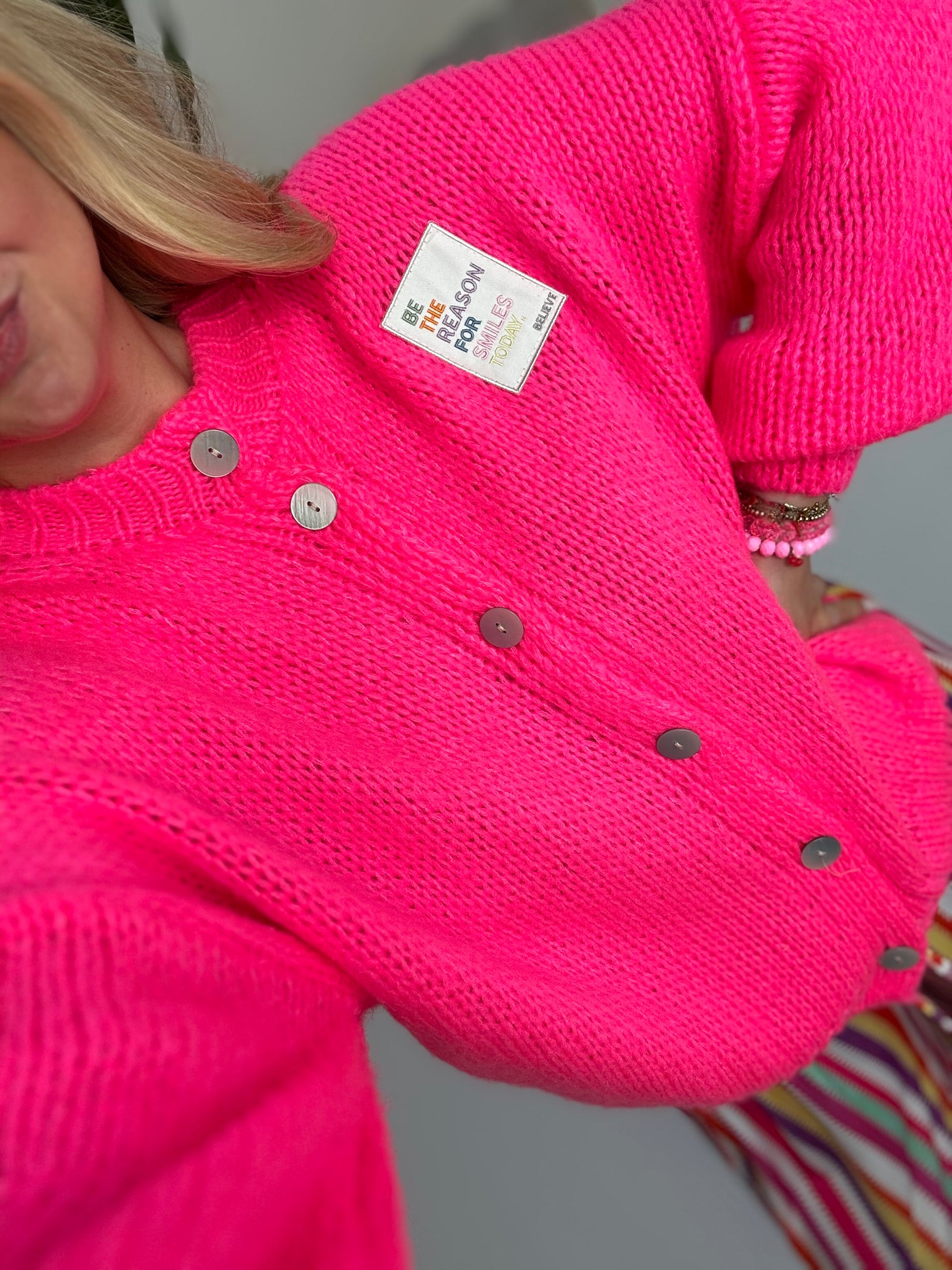 Sommer Strickjacke mit Patch BE THE REASON FOR SMILES TODAY hot pink