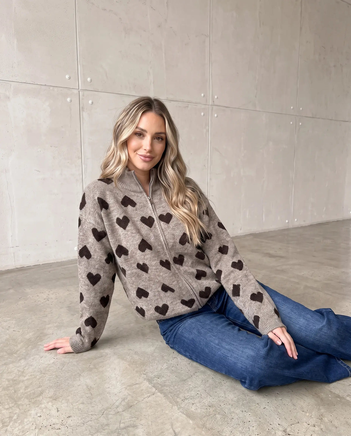 Zipper Strickjacke mit Herzchen stone/braun