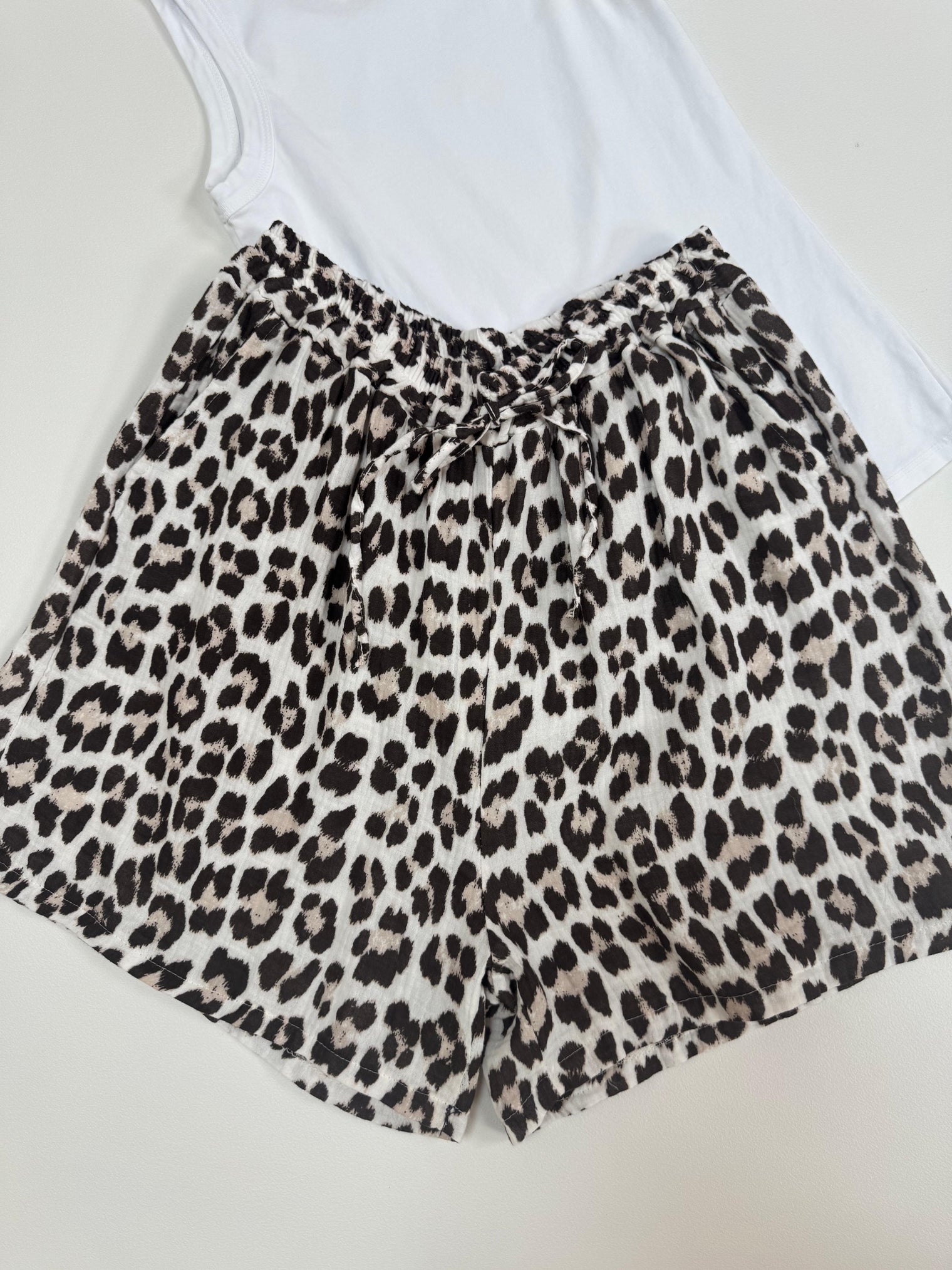 Musselin Shorts beige LEO POWER taupe/schwarz