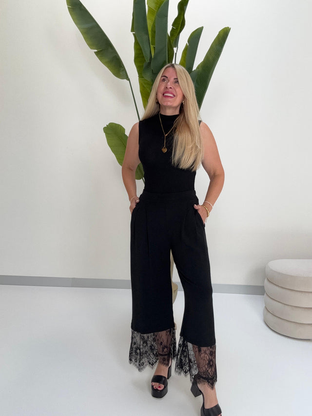 Luxury Culotte Hose mit Bundfalten & Spitze schwarz