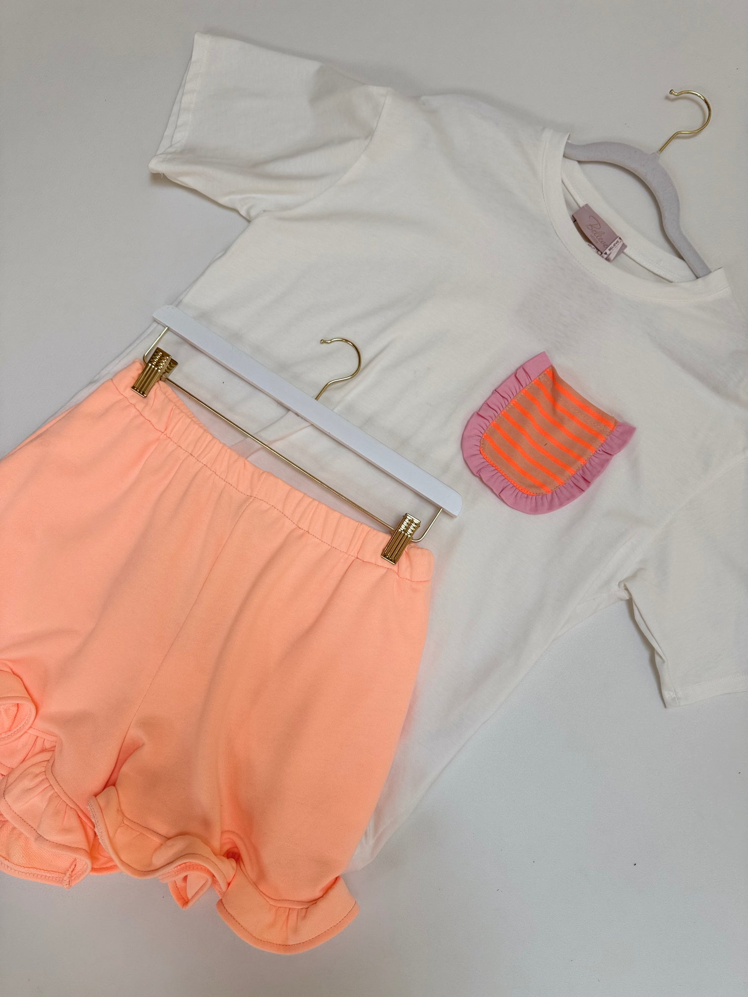 Shirt mit kleiner Brusttasche KISS MY VOLANTS weiß