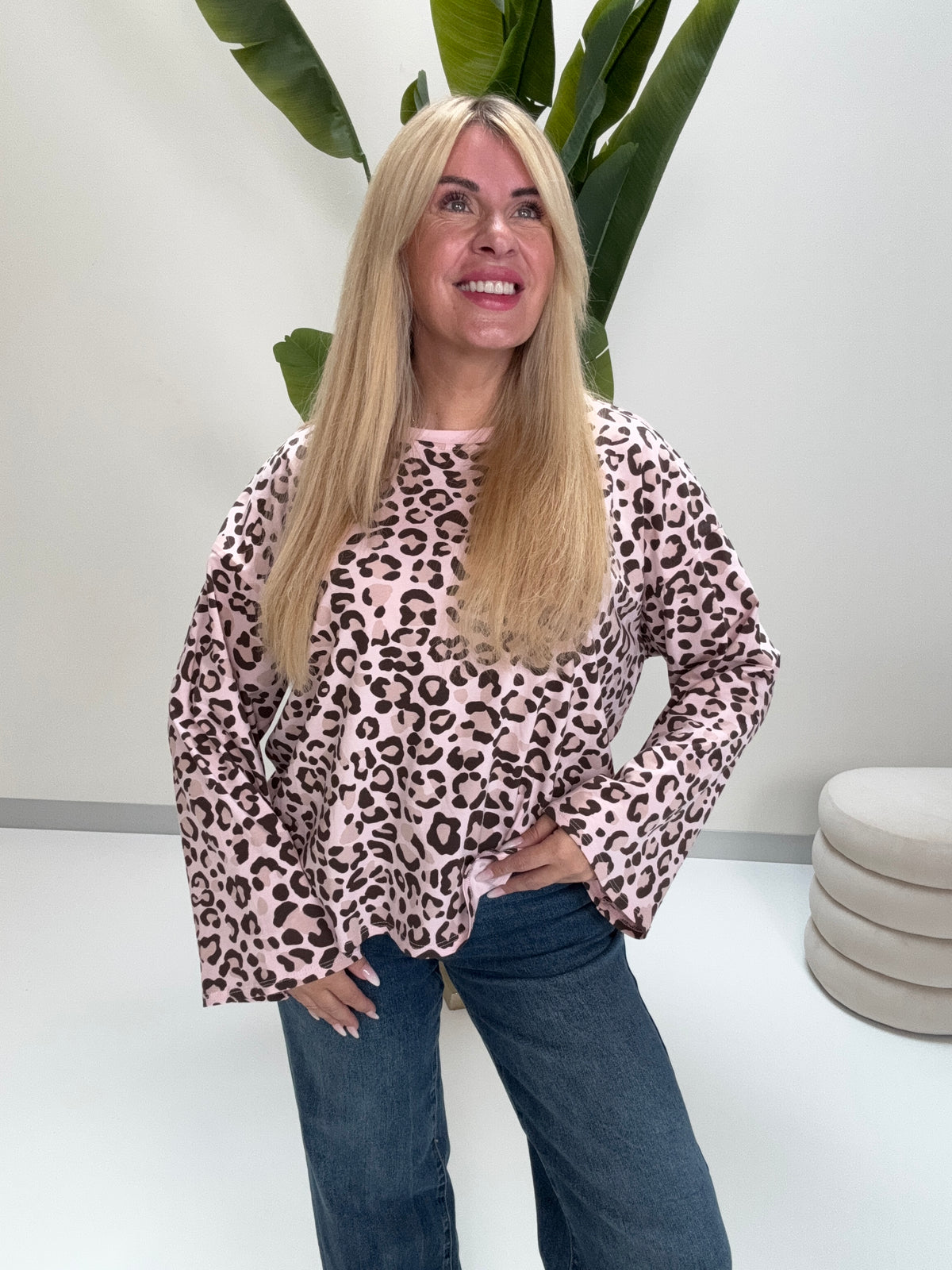 Longsleeve mit leicht ausgestelltem Ärmel hellrosa LEO schwarz/taupe