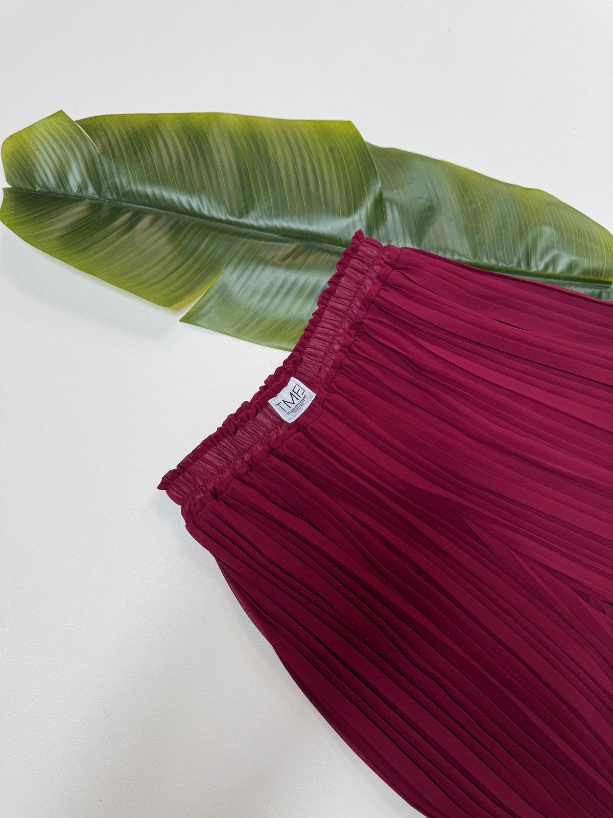 Signature Plisseehose burgundy mit Patch