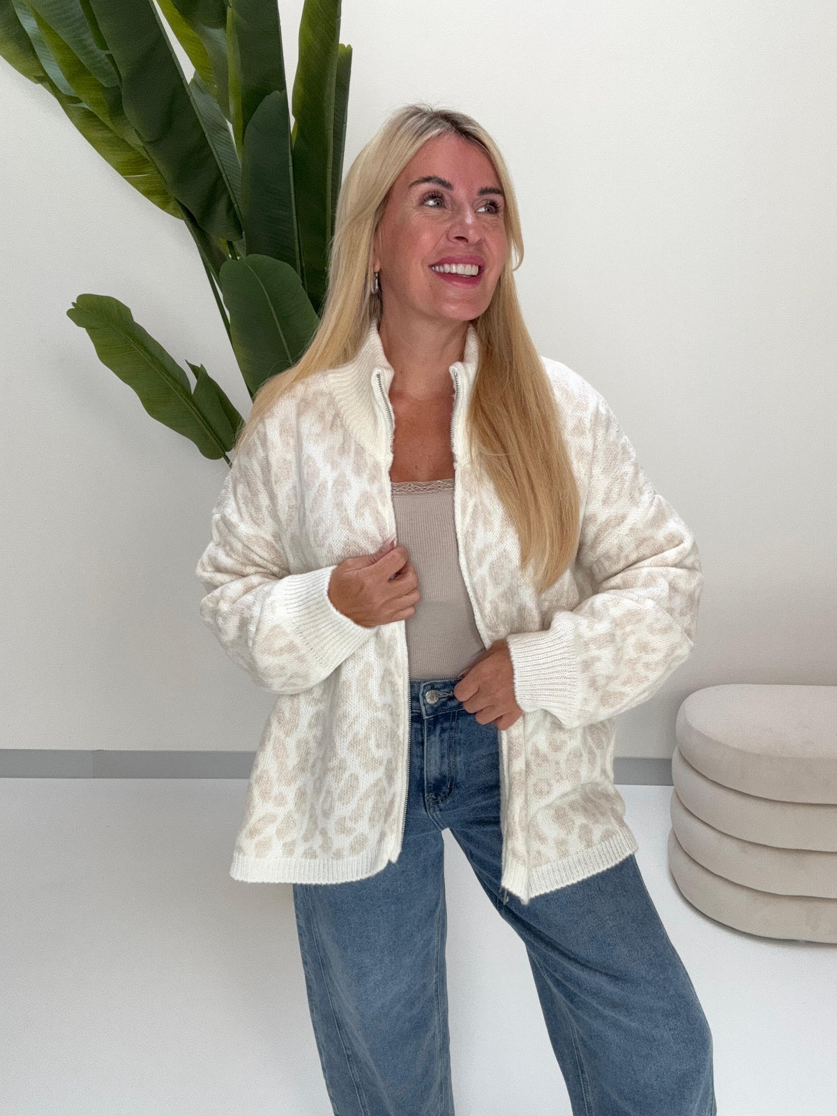 Zipper Strickjacke im angesagten Leo Muster creme/beige