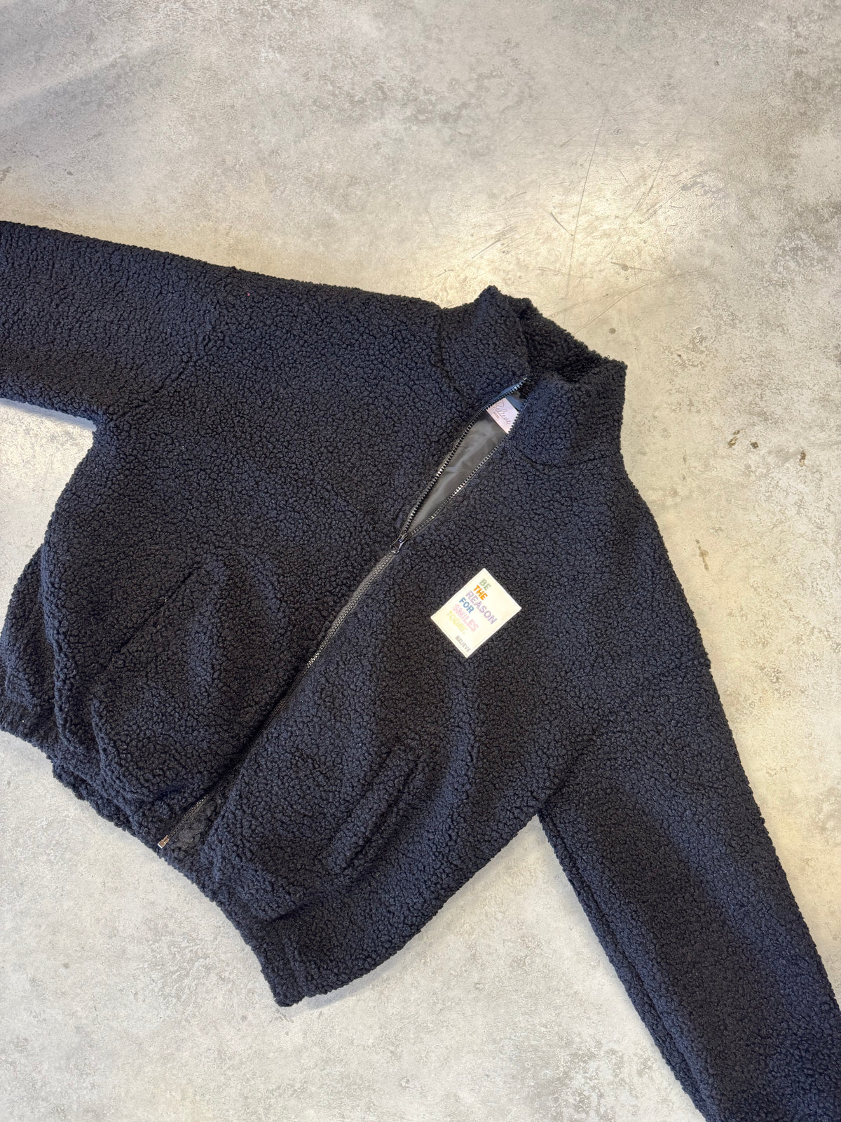 TEDDY Jacke mit Reißverschluss & Patch BE THE REASON schwarz