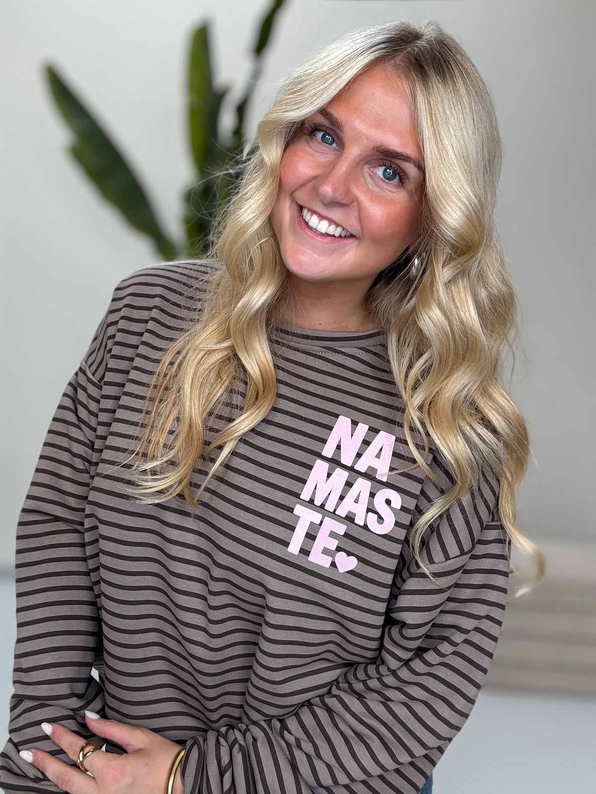 Sweater mit Rückenprint taupe/coffee geringelt NAMASTE