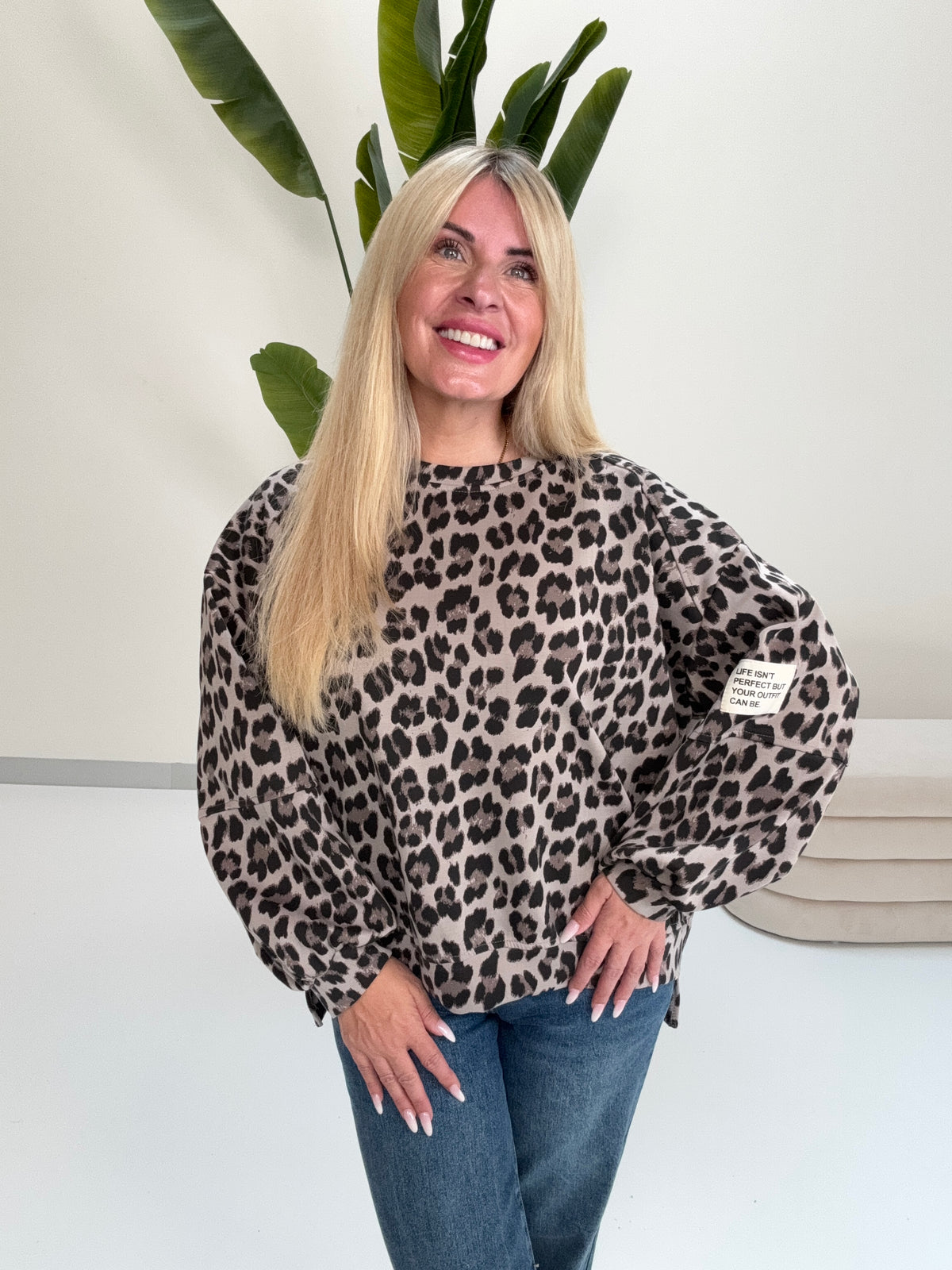 Butterstoff Sweater mit Patch am Ärmel soft taupe LEO schwarz/taupe