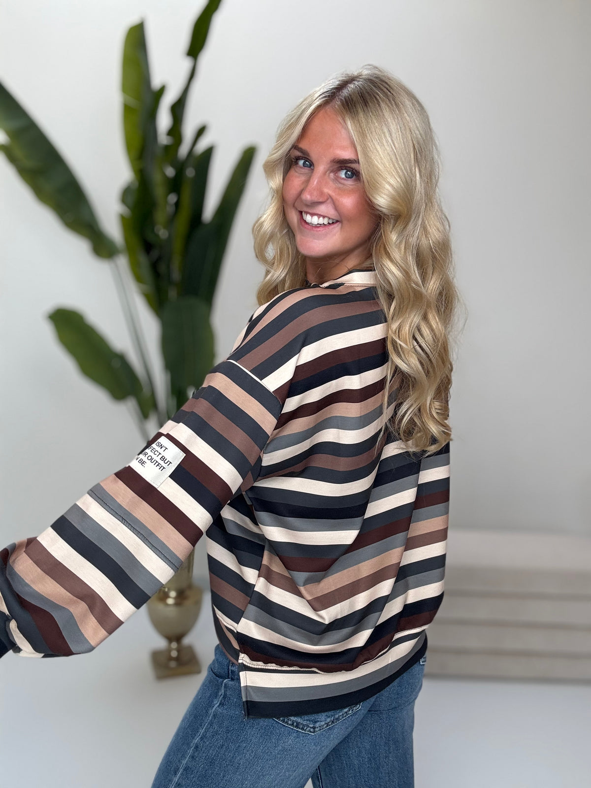 Butterstoff Sweater mit Patch am Ärmel SMALL STRIPES schwarz/braun/beige/creme/grau