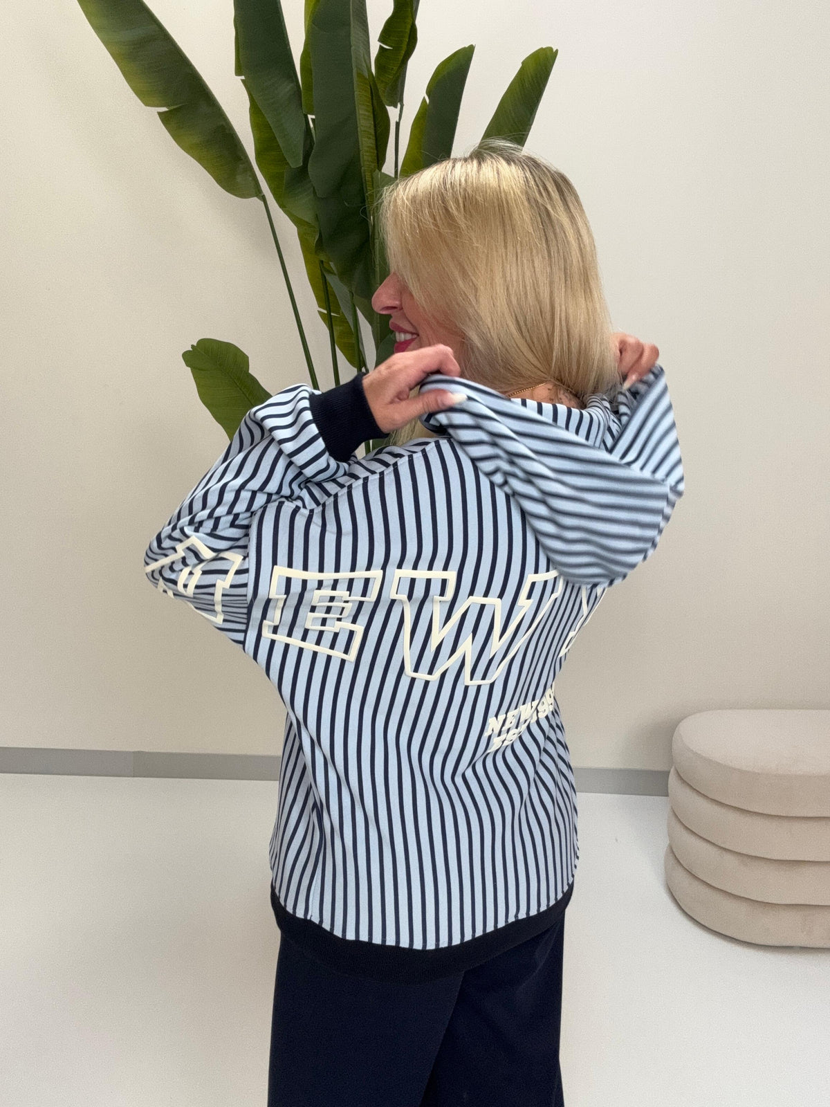 Hochwertiger Hoodie hellblau/navy gestreift NEW YORK