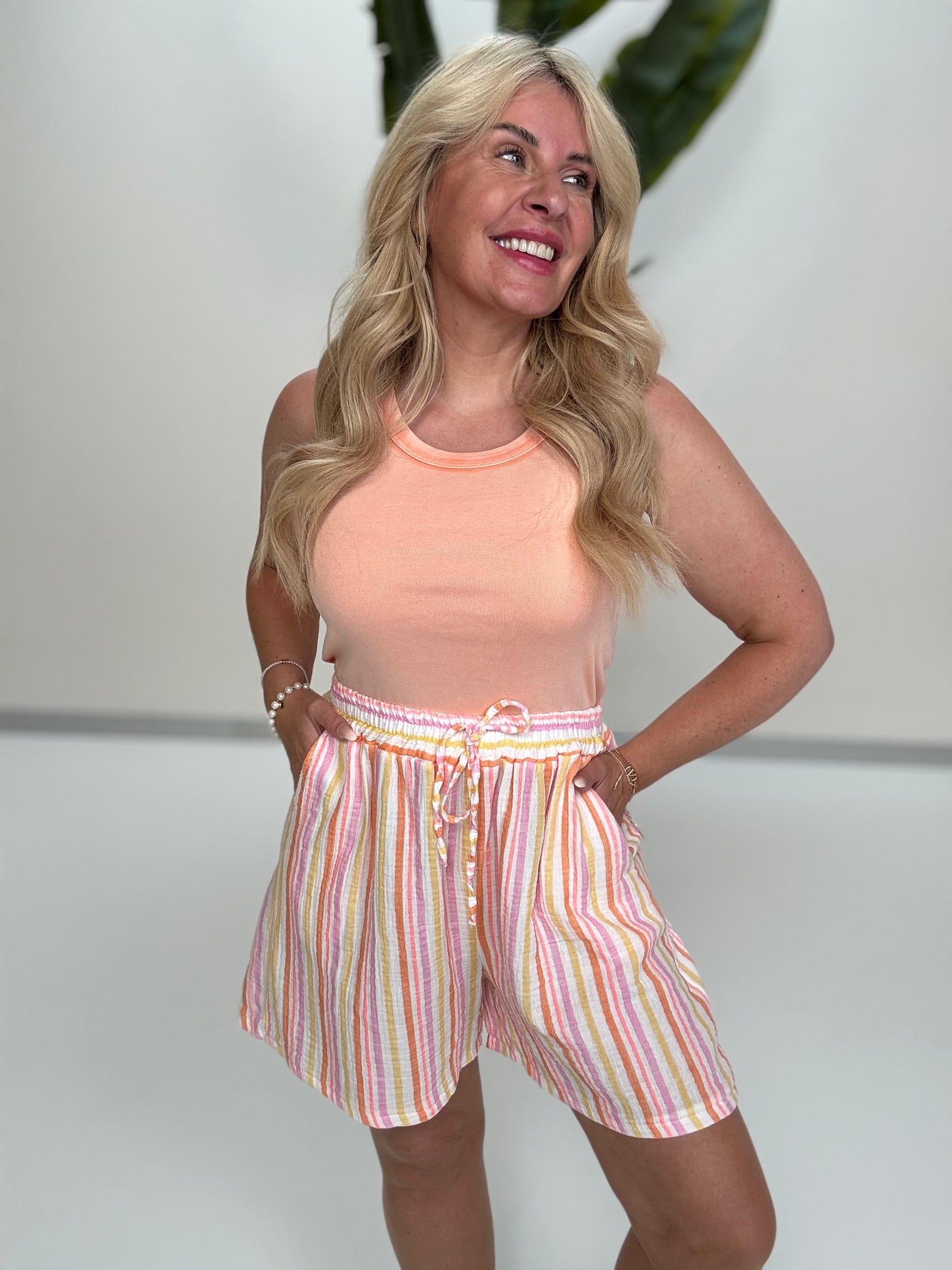 Musselin Shorts weiß SMALL STRIPES pastell rosa/peach/gelb