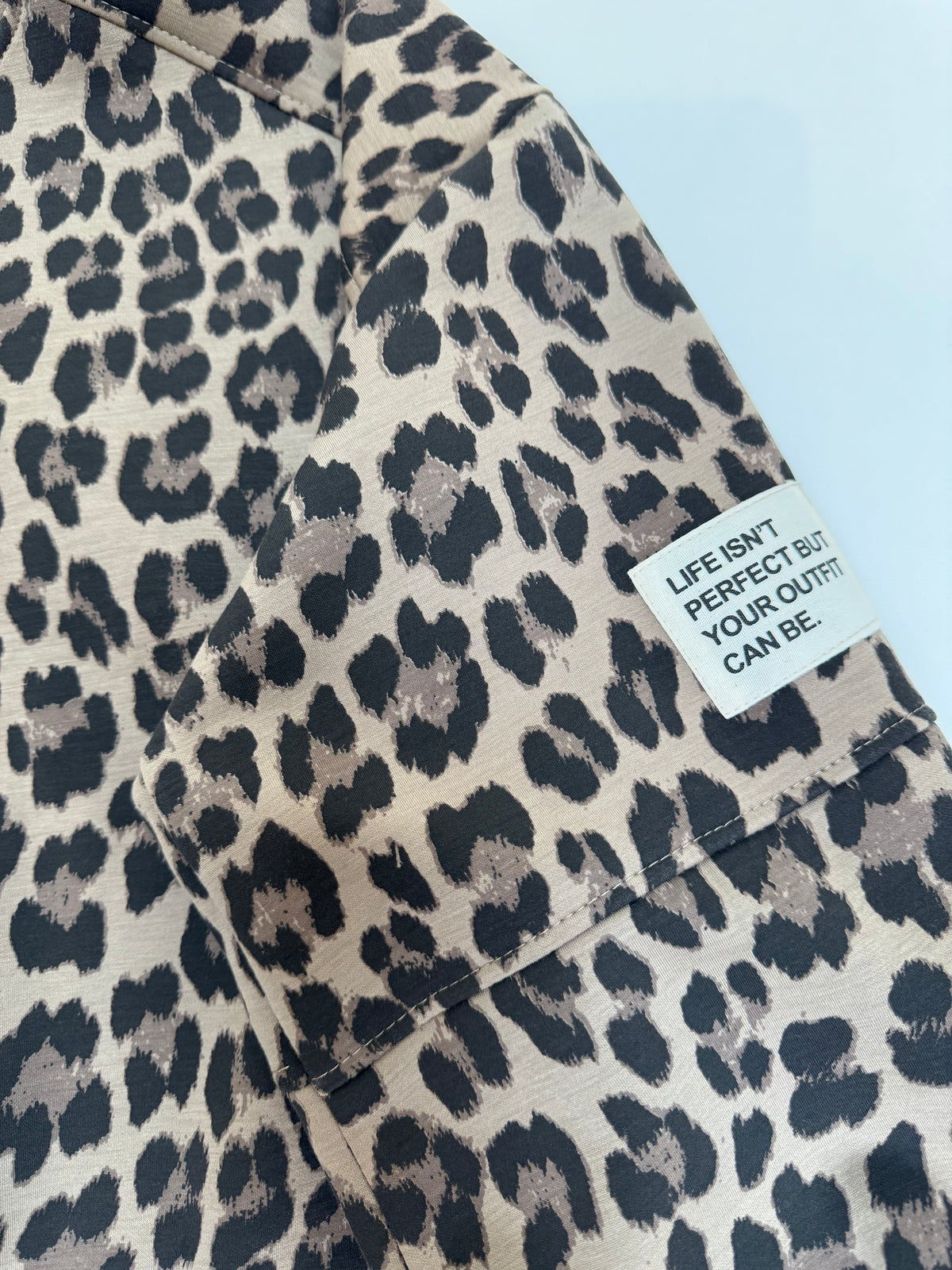 Butterstoff Sweater mit Patch am Ärmel camel LEO schwarz