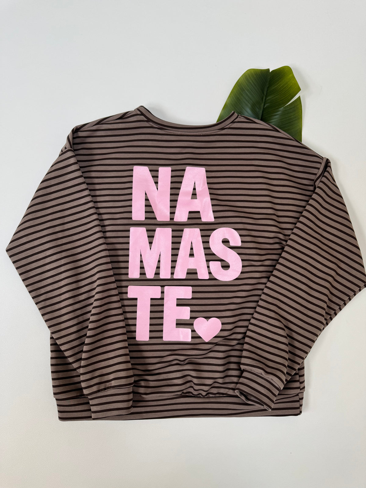 Sweater mit Rückenprint taupe/coffee geringelt NAMASTE