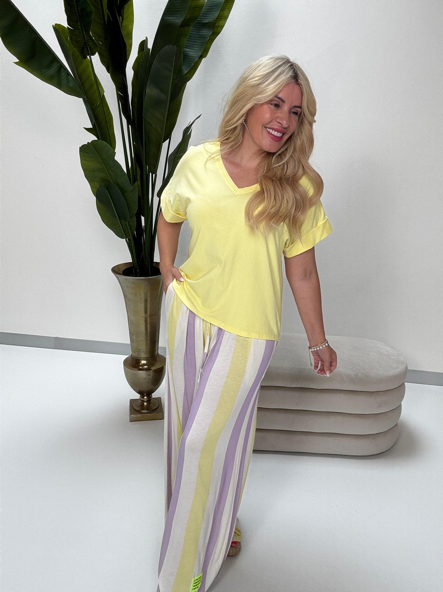 Basic Shirt KEEP IT SIMPLE mit V-Ausschnitt lemon