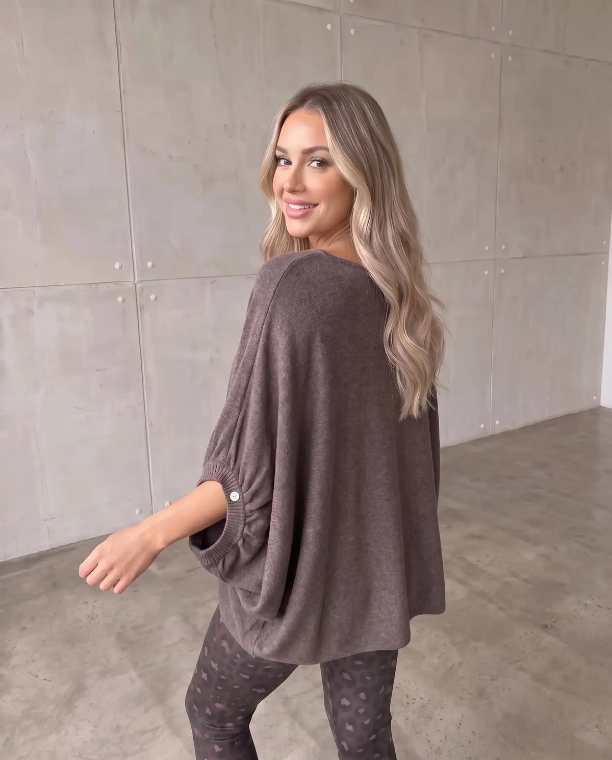 Feinstrickpullover im Fledermausschnitt mit weiten Ärmeln braun