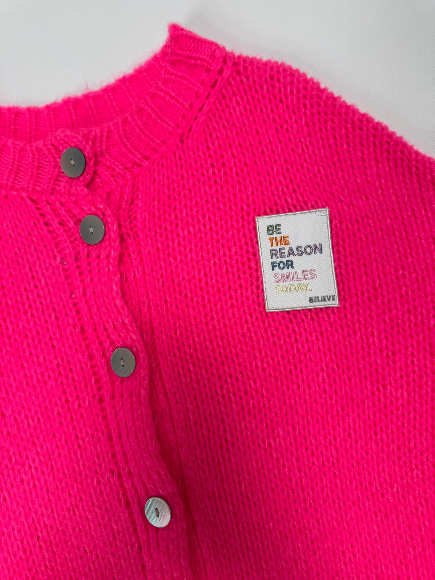 Sommer Strickjacke mit Patch BE THE REASON FOR SMILES TODAY hot pink