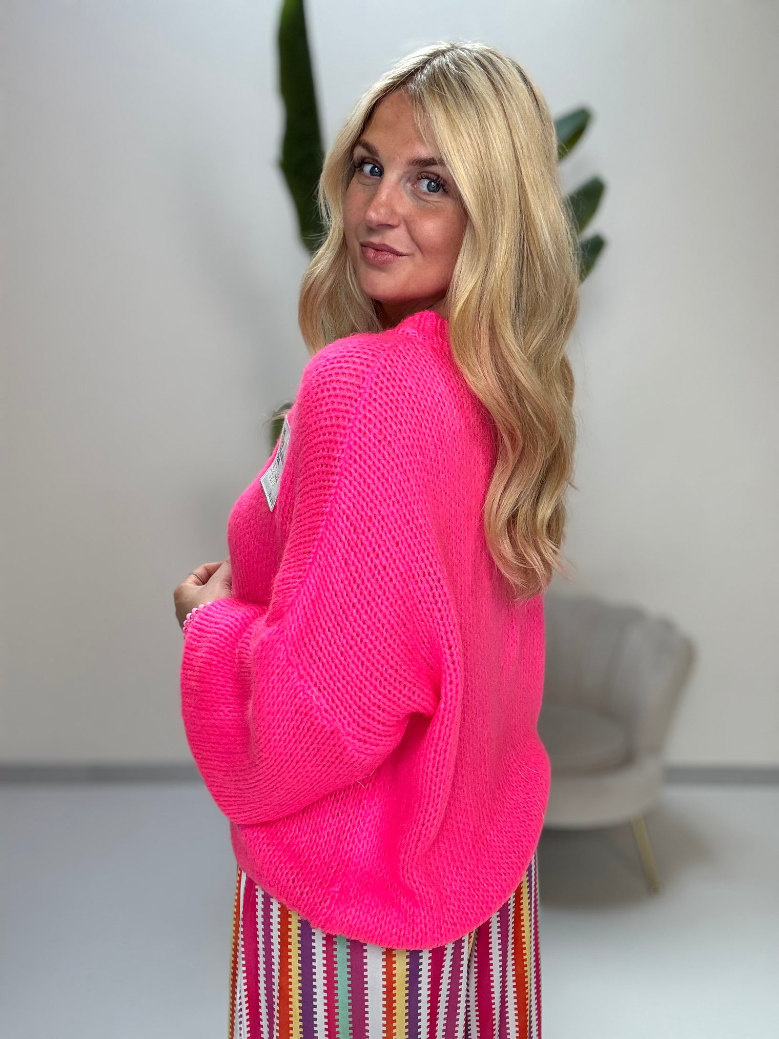 Sommer Strickjacke mit Patch BE THE REASON FOR SMILES TODAY hot pink