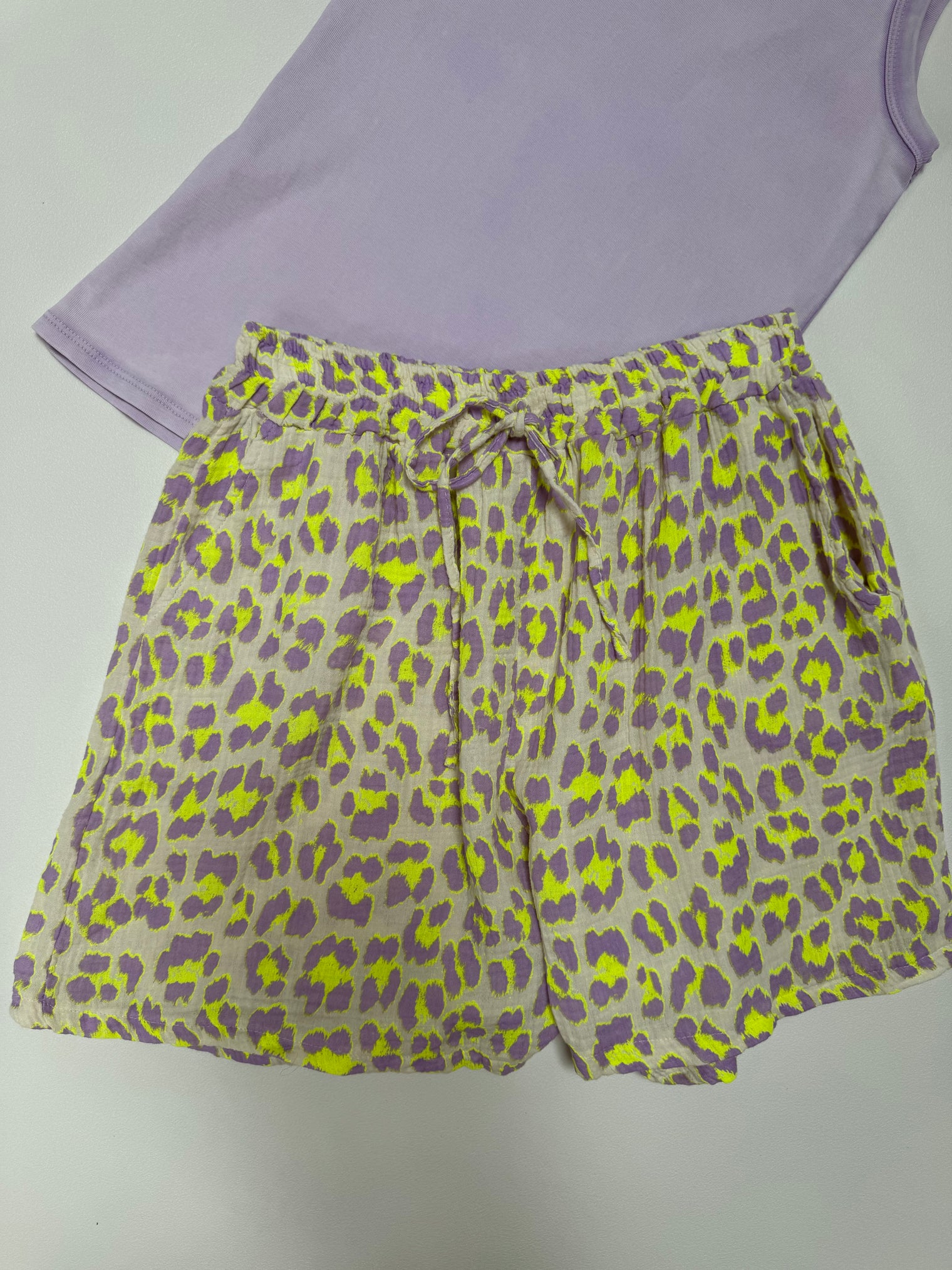 Musselin Shorts flieder LEO POWER lila/ hot gelb