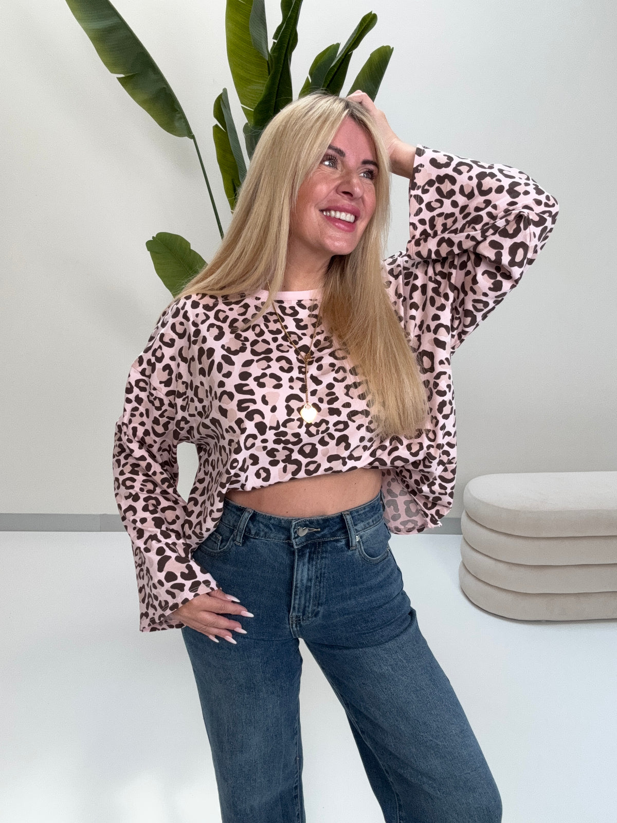 Longsleeve mit leicht ausgestelltem Ärmel hellrosa LEO schwarz/taupe