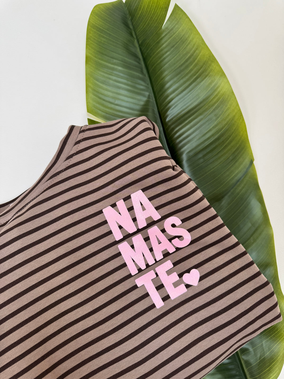 Sweater mit Rückenprint taupe/coffee geringelt NAMASTE