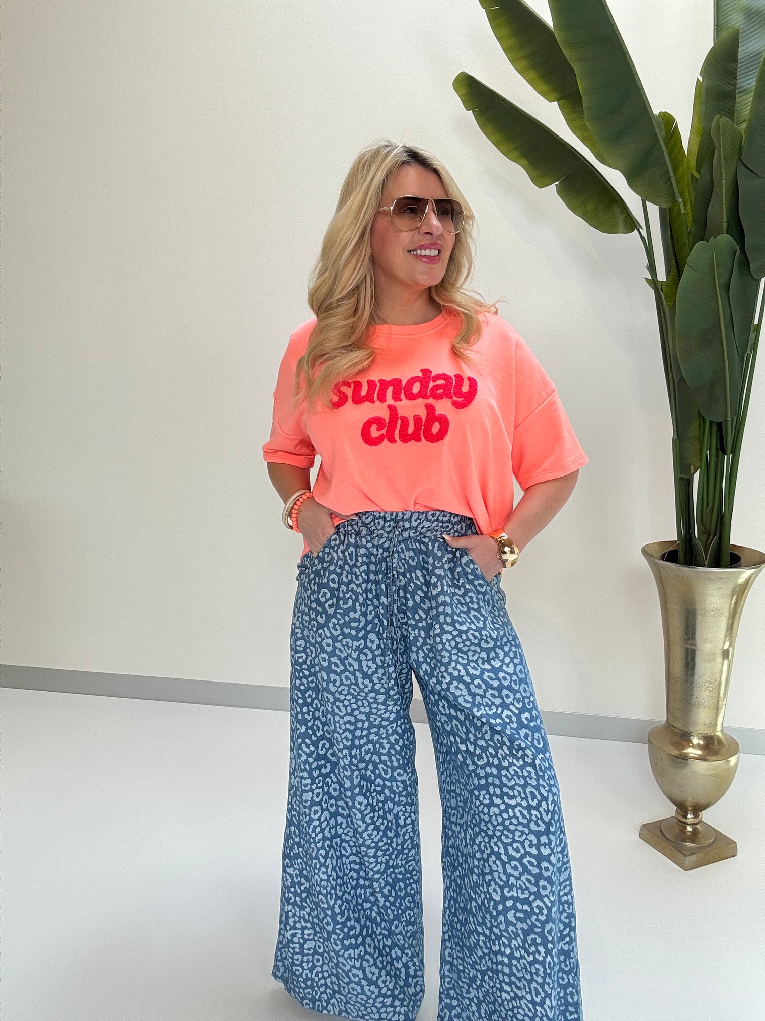 Kurz Arm Sweater Peach Neon SUNDAY CLUB mit Neon Stickerei