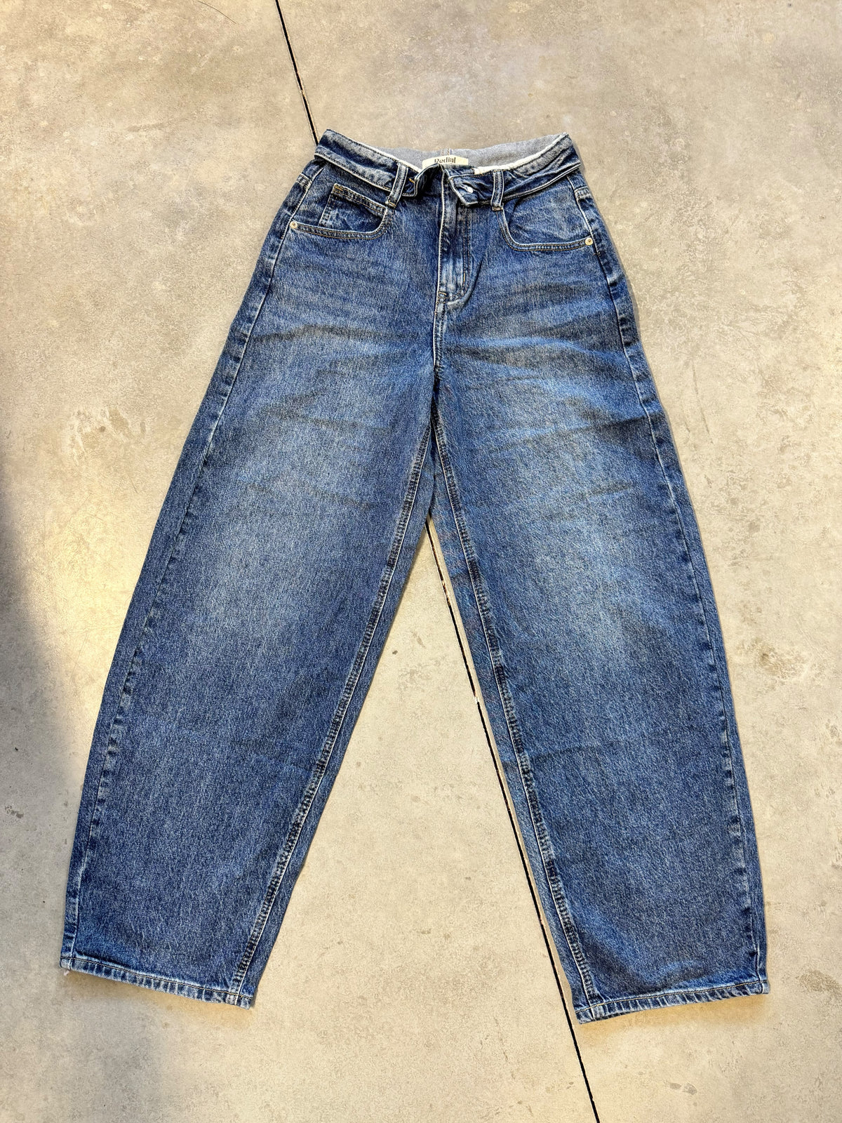 Ballon/Barrel Jeans mit umgeklapptem Fashion Bund light washed details