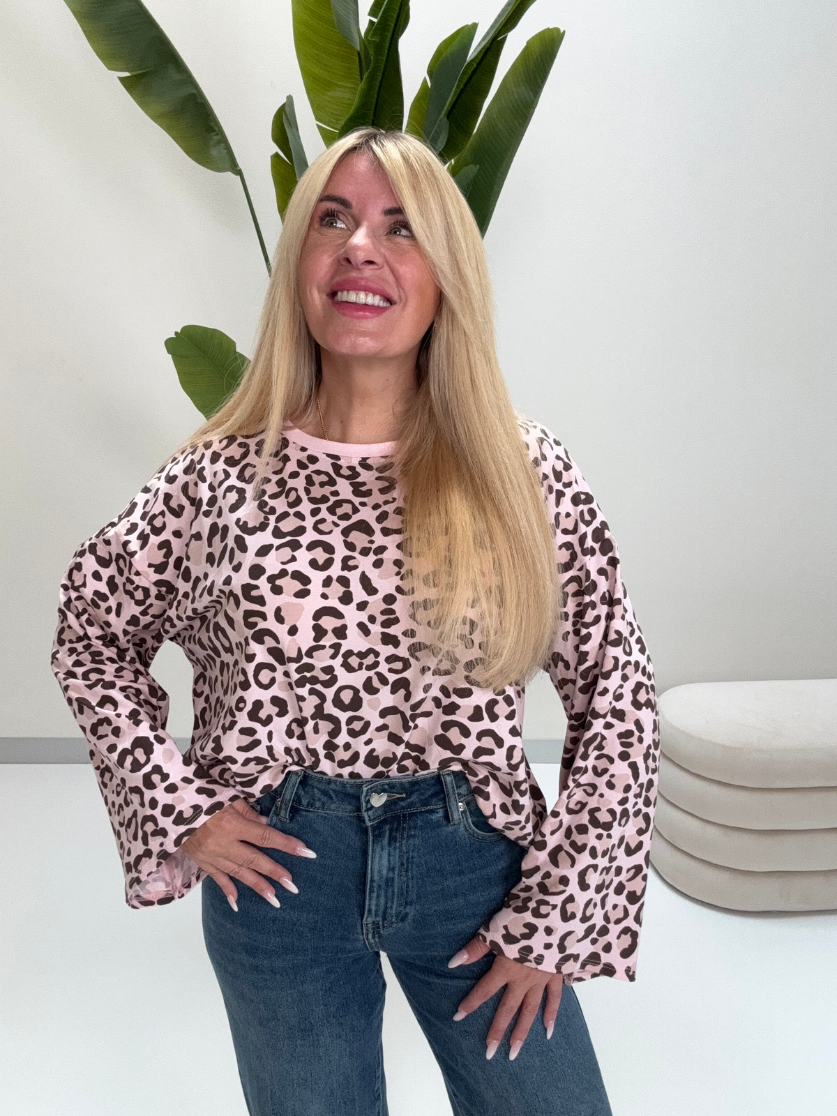 Longsleeve mit leicht ausgestelltem Ärmel hellrosa LEO schwarz/taupe