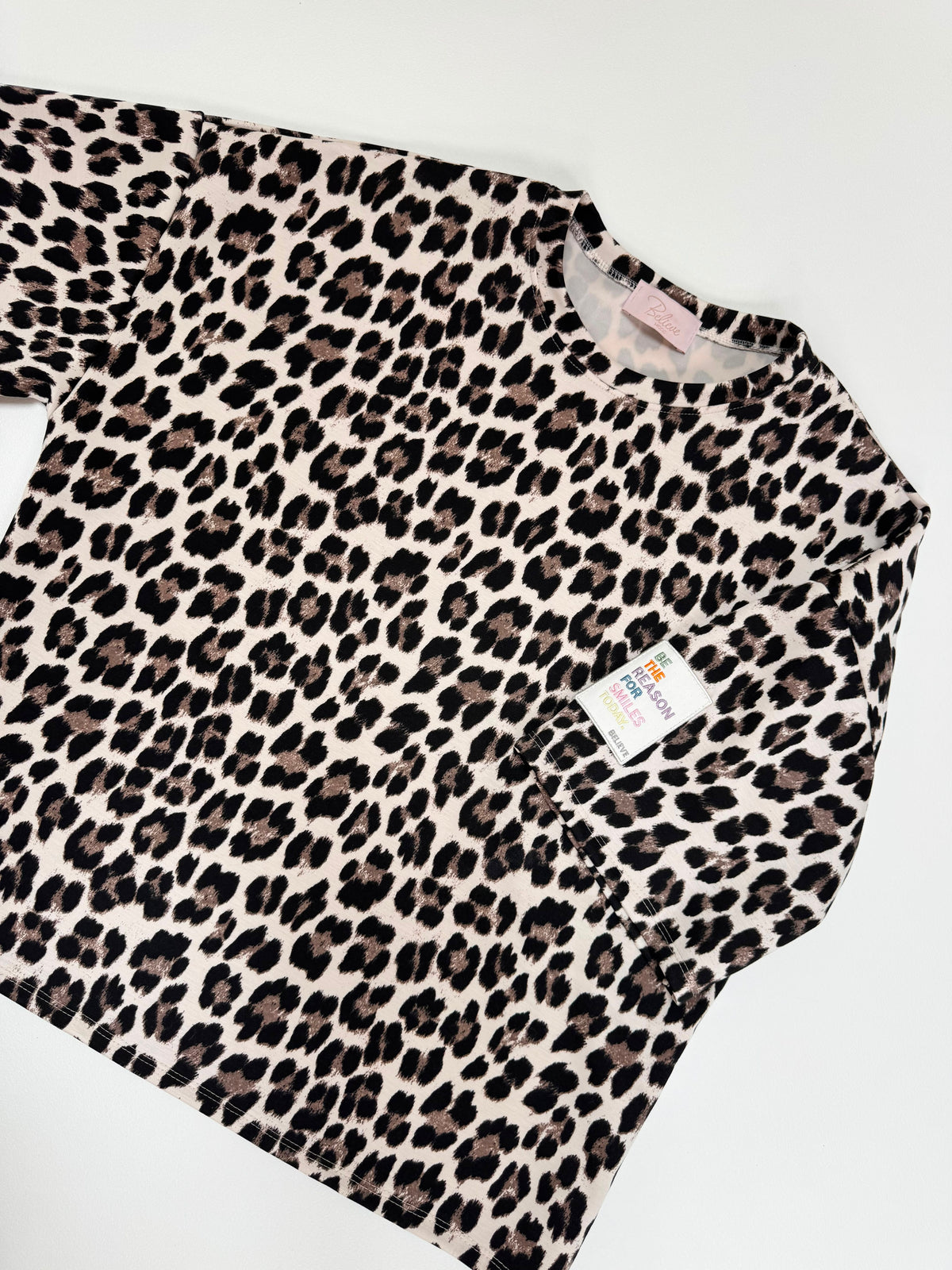 Butterstoff Shirt leo BE THE REASON mit hochwertigem Patch am Ärmel
