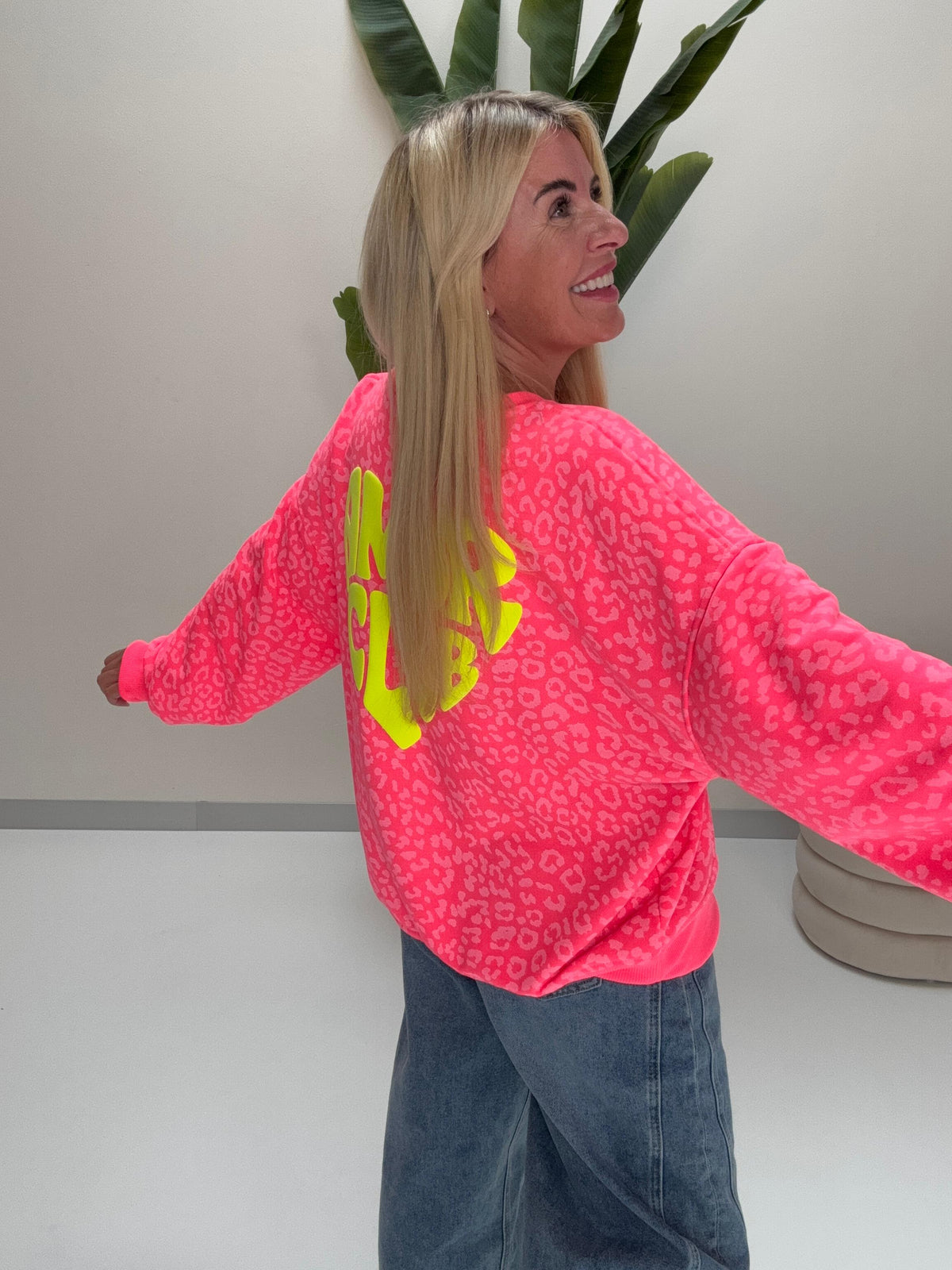 Sweater mit Rückenprint AMOR CLUB hot fuchsia leo