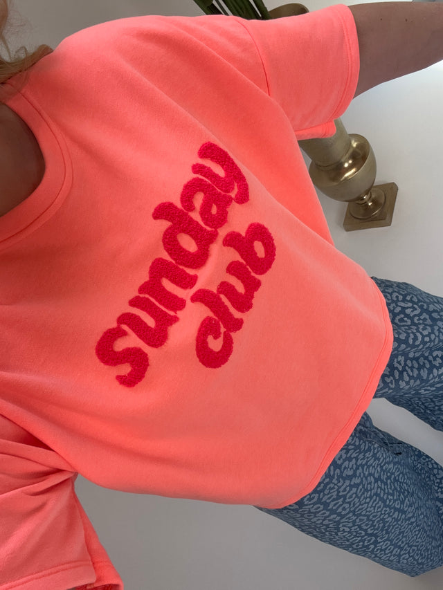 Kurz Arm Sweater Peach Neon SUNDAY CLUB mit Neon Stickerei