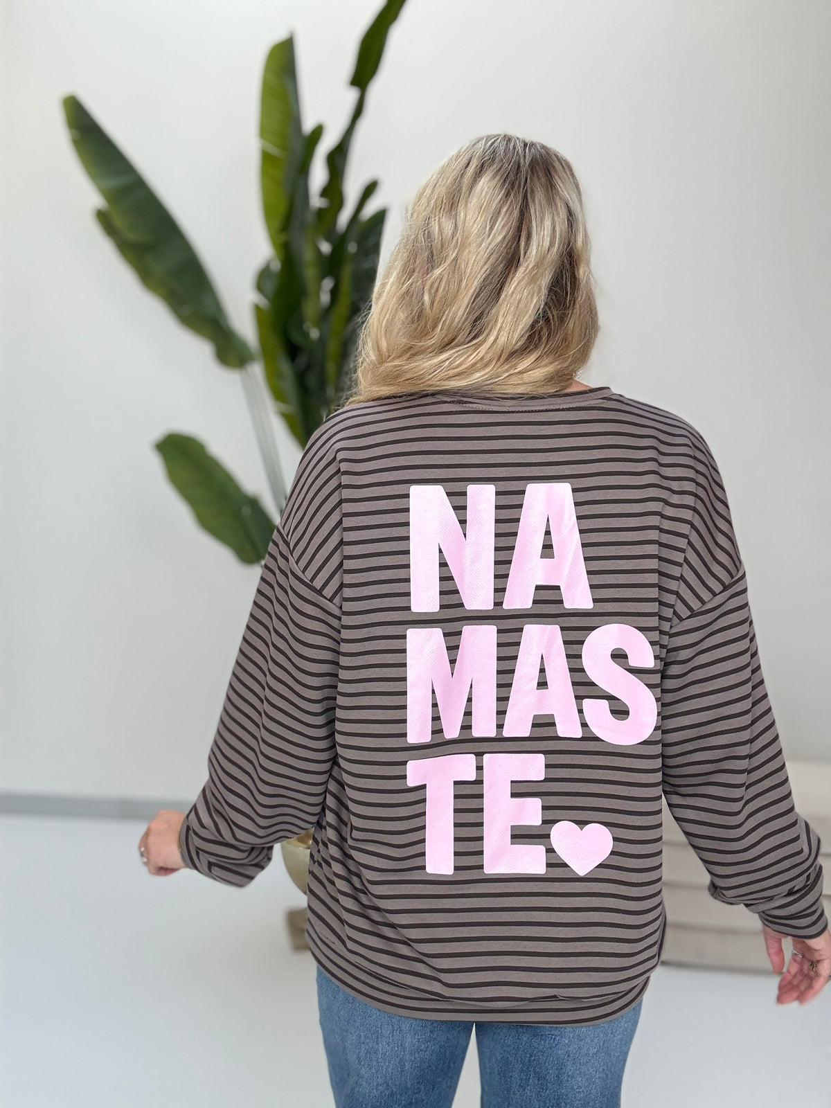 Sweater mit Rückenprint taupe/coffee geringelt NAMASTE