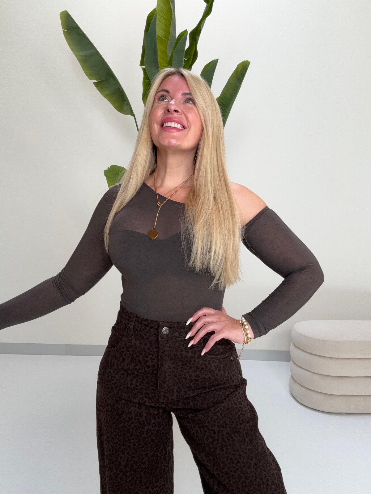 Stretchy One Off-Shoulder Longsleeve coffee leicht transparent