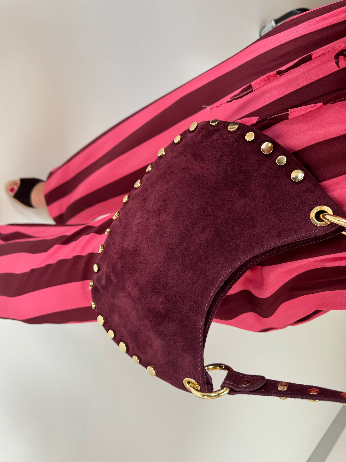 Hänkeltasche burgundy mit goldenen Nieten I mit Umhängegurt