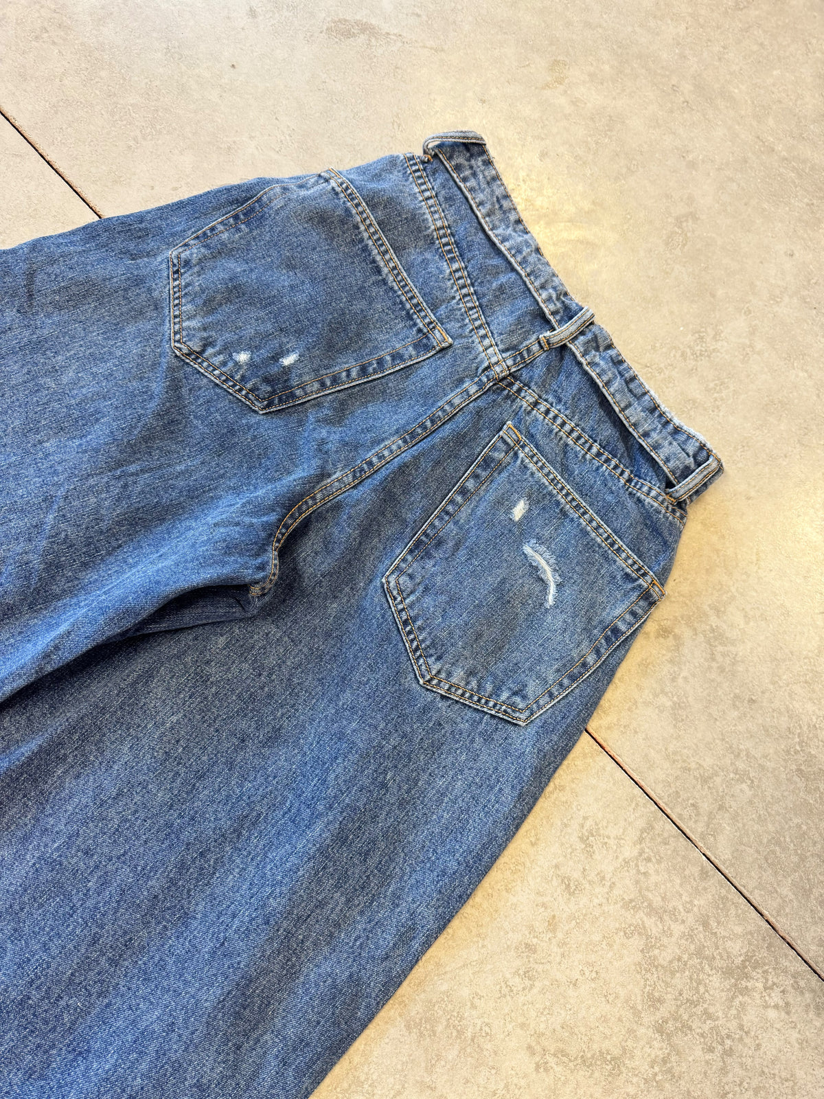 Destroyed Ballon/Barrel Jeans mit umgeklapptem Fashion Bund