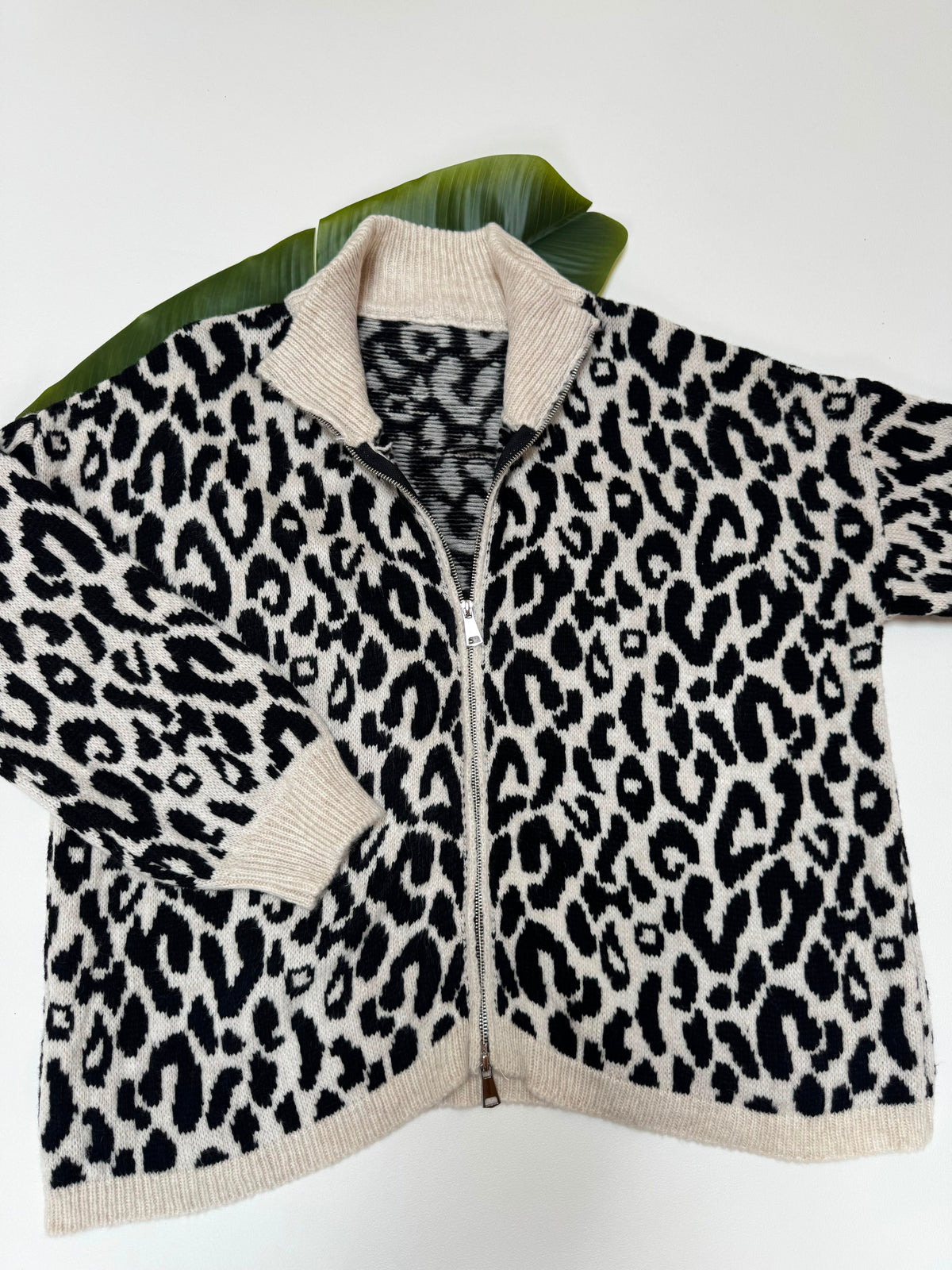 Zipper Strickjacke im angesagten Leo Muster schwarz/creme