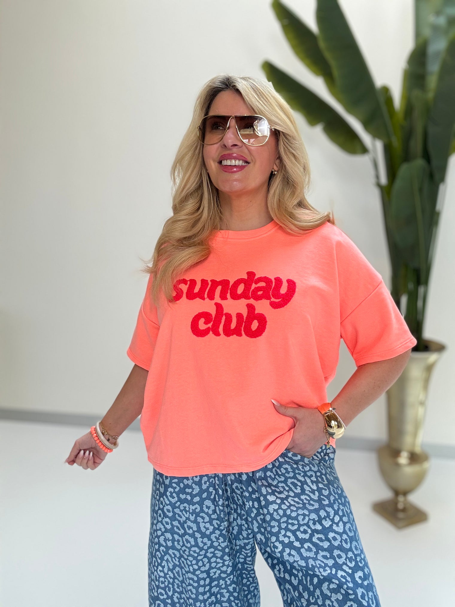 Kurz Arm Sweater Peach Neon SUNDAY CLUB mit Neon Stickerei