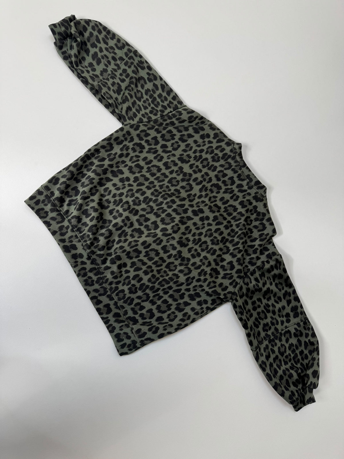 Butterstoff Sweater mit Patch am Ärmel grün LEO schwarz